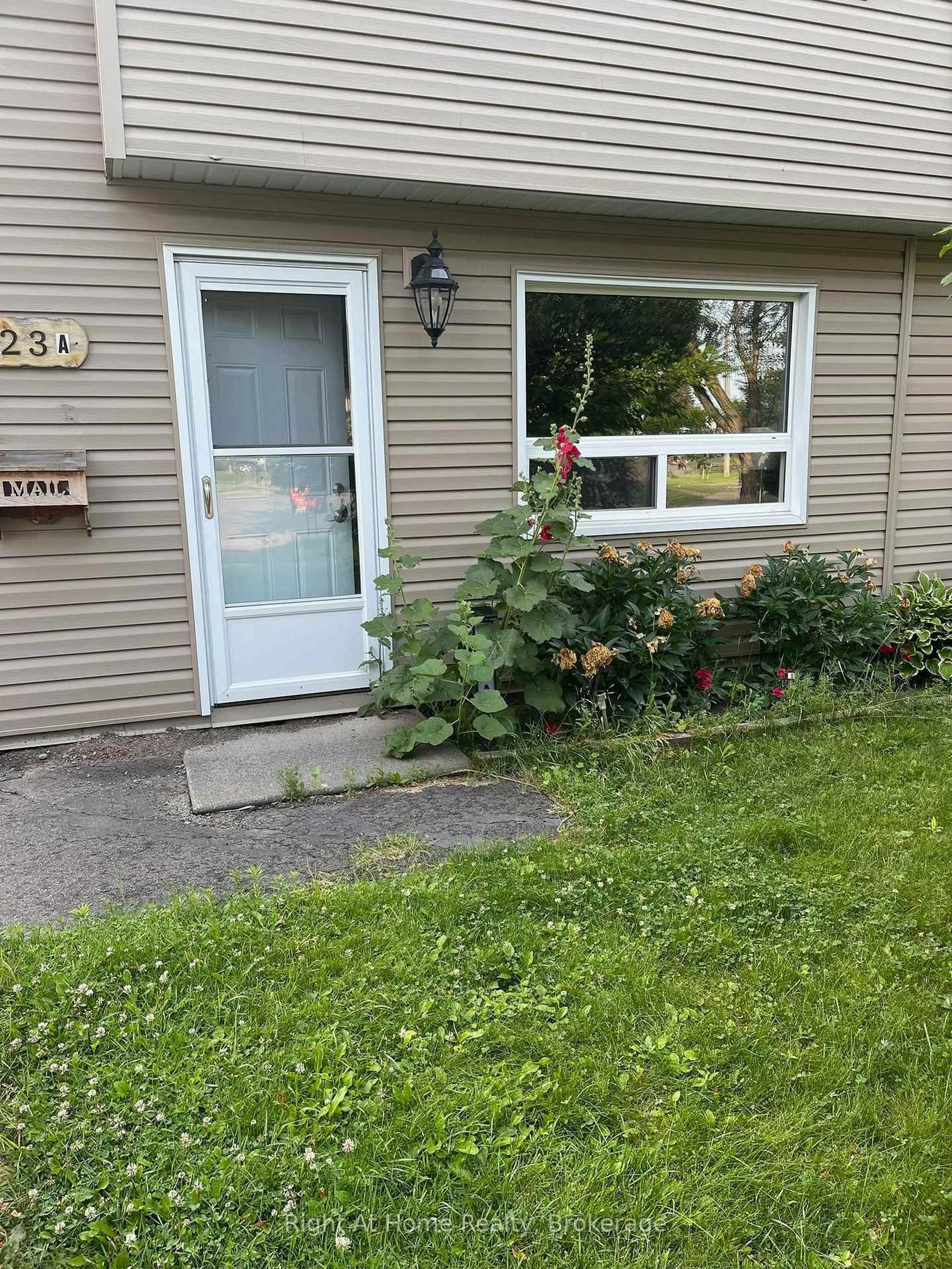 Unknown for 323A WENTWORTH Cres, Thunder Bay Ontario P7A 7S7