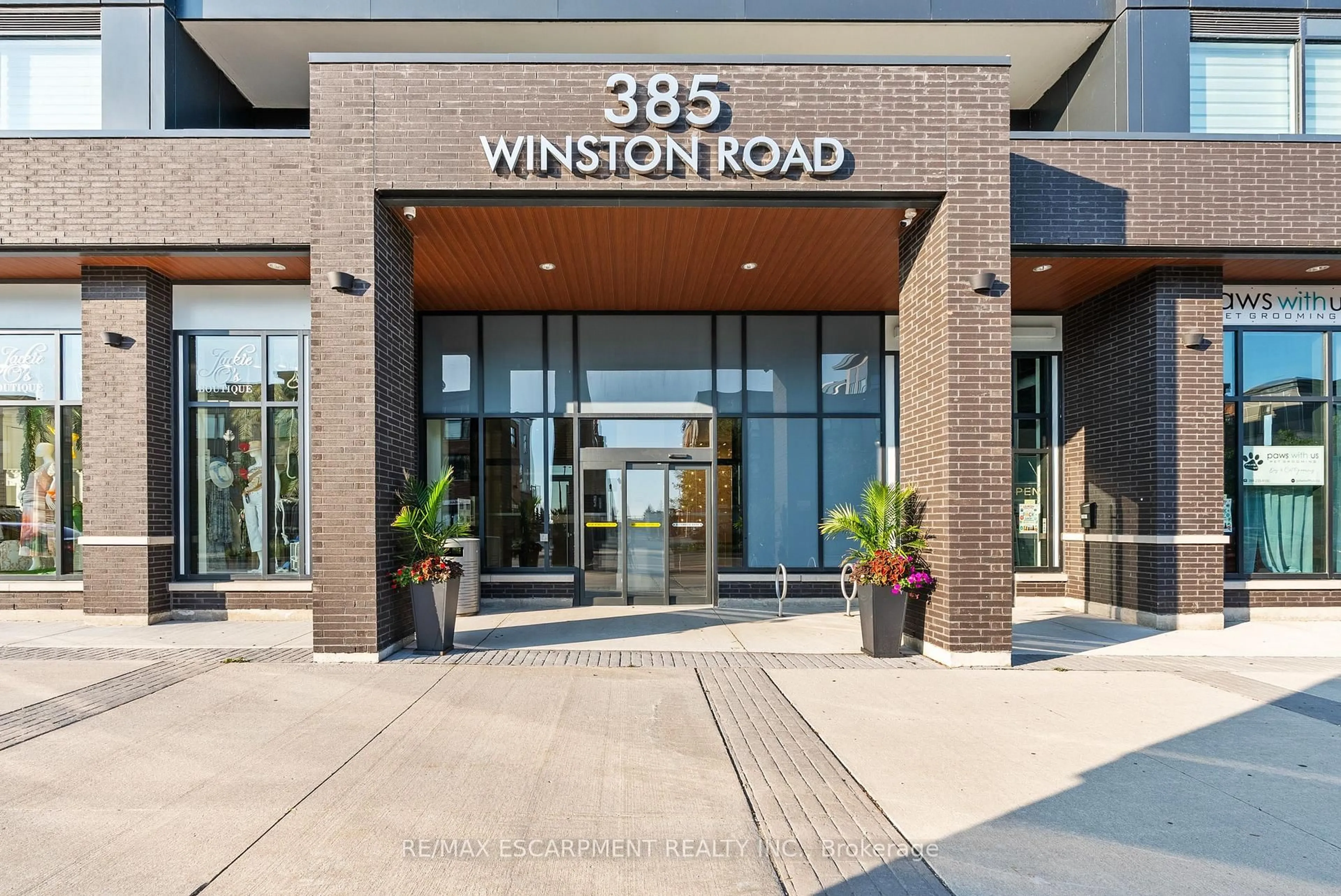 Indoor foyer for 385 WINSTON Rd #1311, Grimsby Ontario L3M 4E8