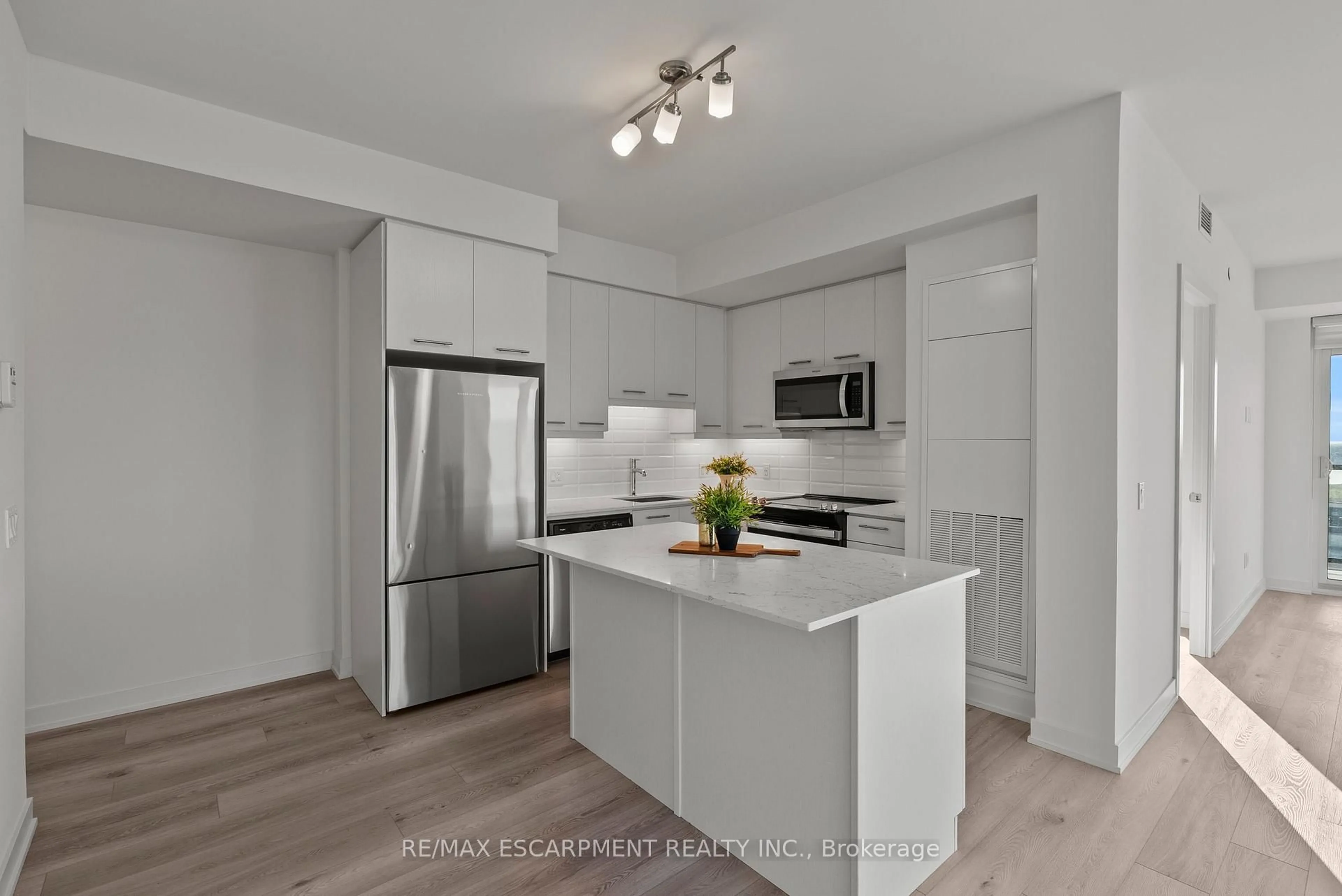 Open concept kitchen, unknown for 385 WINSTON Rd #1311, Grimsby Ontario L3M 4E8
