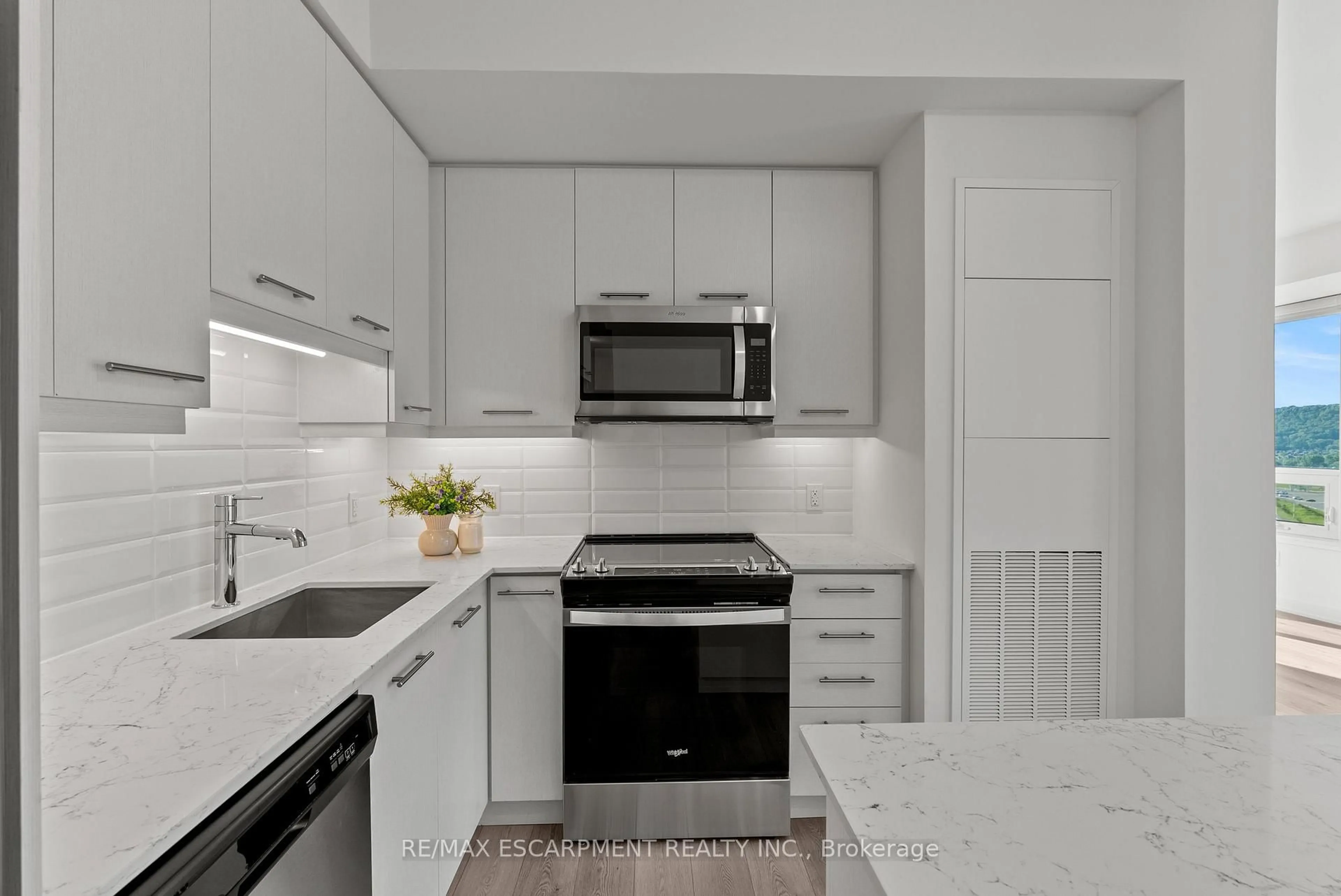 Standard kitchen, unknown for 385 WINSTON Rd #1311, Grimsby Ontario L3M 4E8