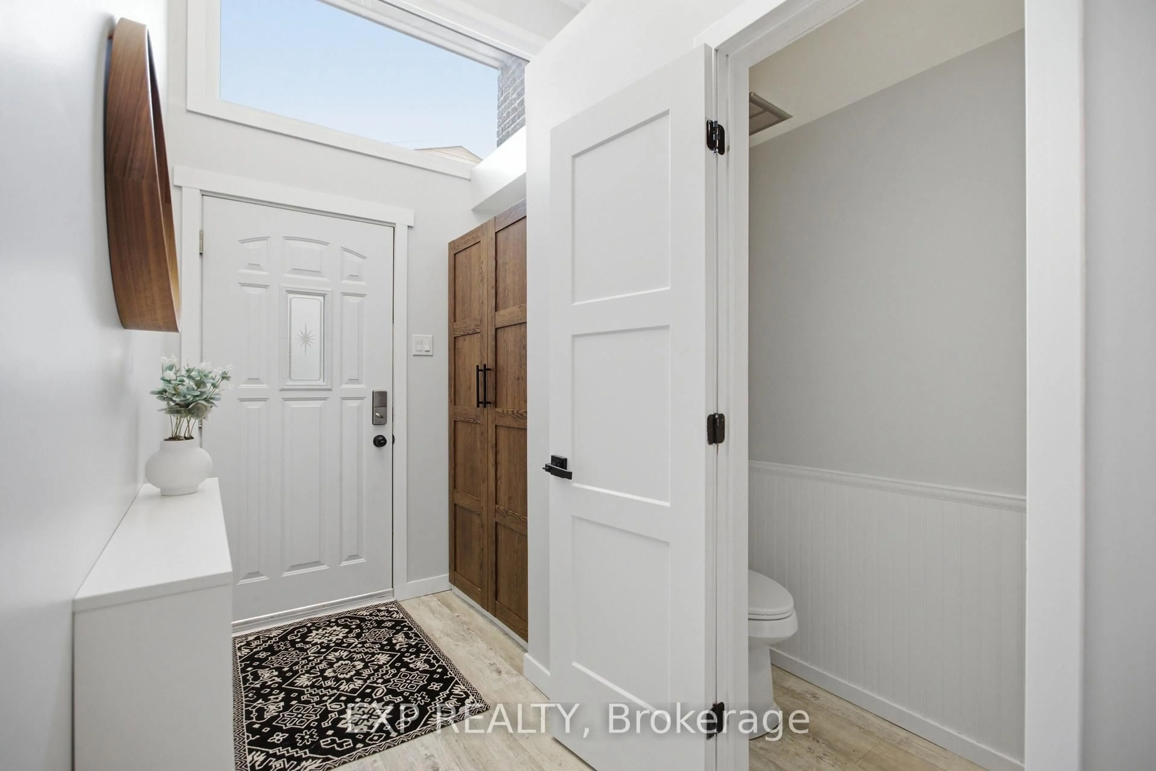 Indoor entryway for 2092 Eric Cres, Ottawa Ontario K1B 4P4