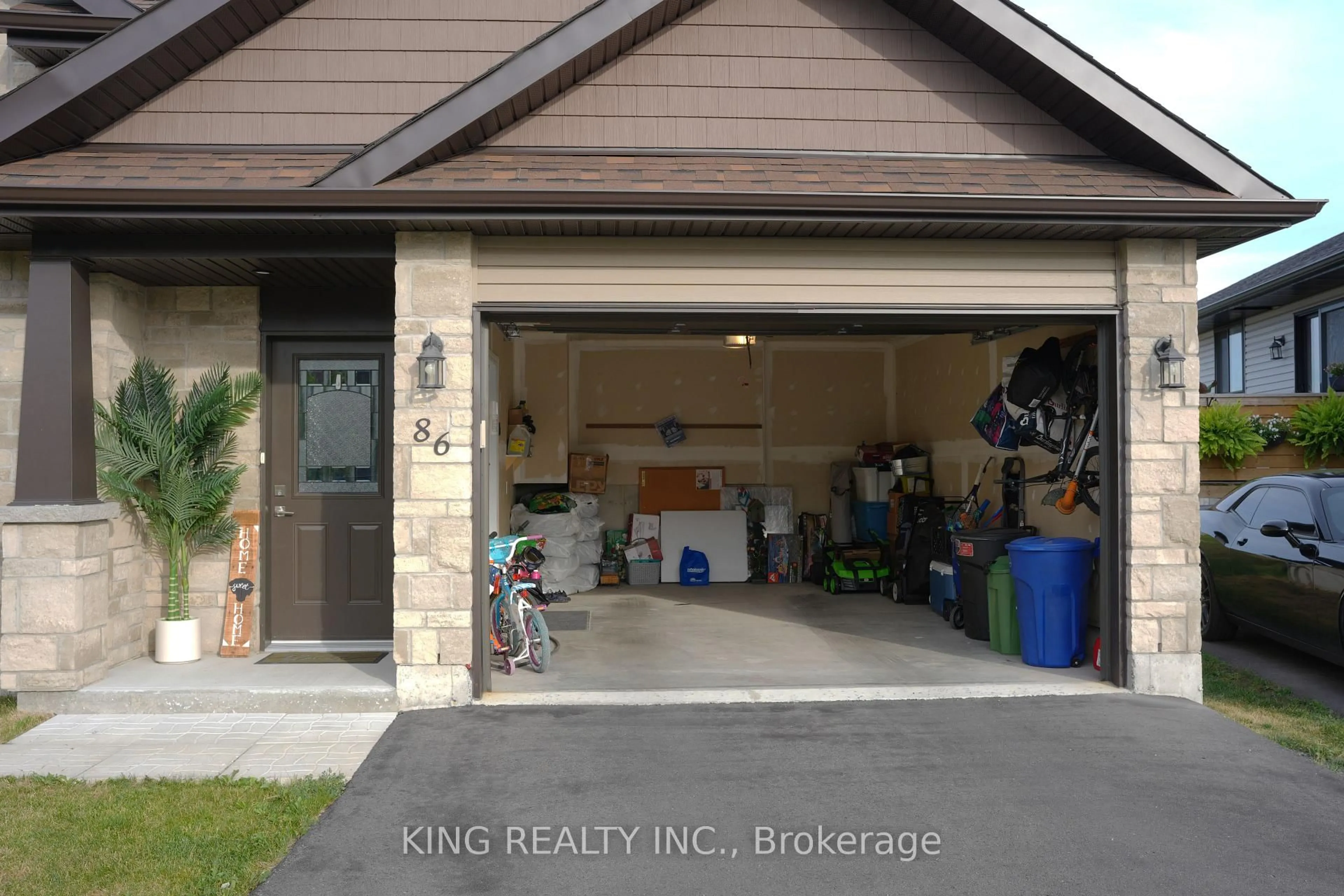 Indoor garage for 86 Cameron Cres, Cornwall Ontario K6K 0B7