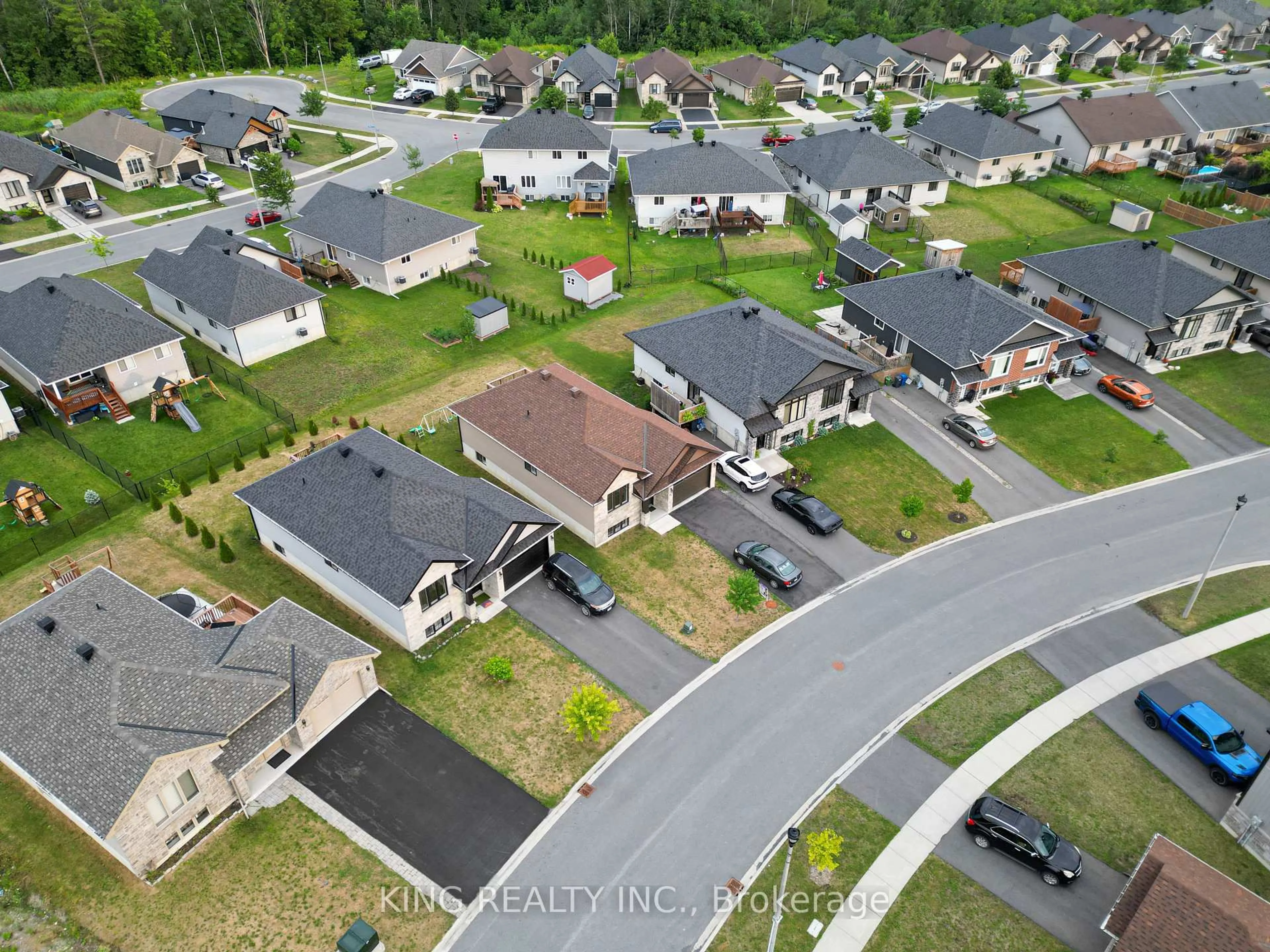 A pic from outside/outdoor area/front of a property/back of a property/a pic from drone, street for 86 Cameron Cres, Cornwall Ontario K6K 0B7