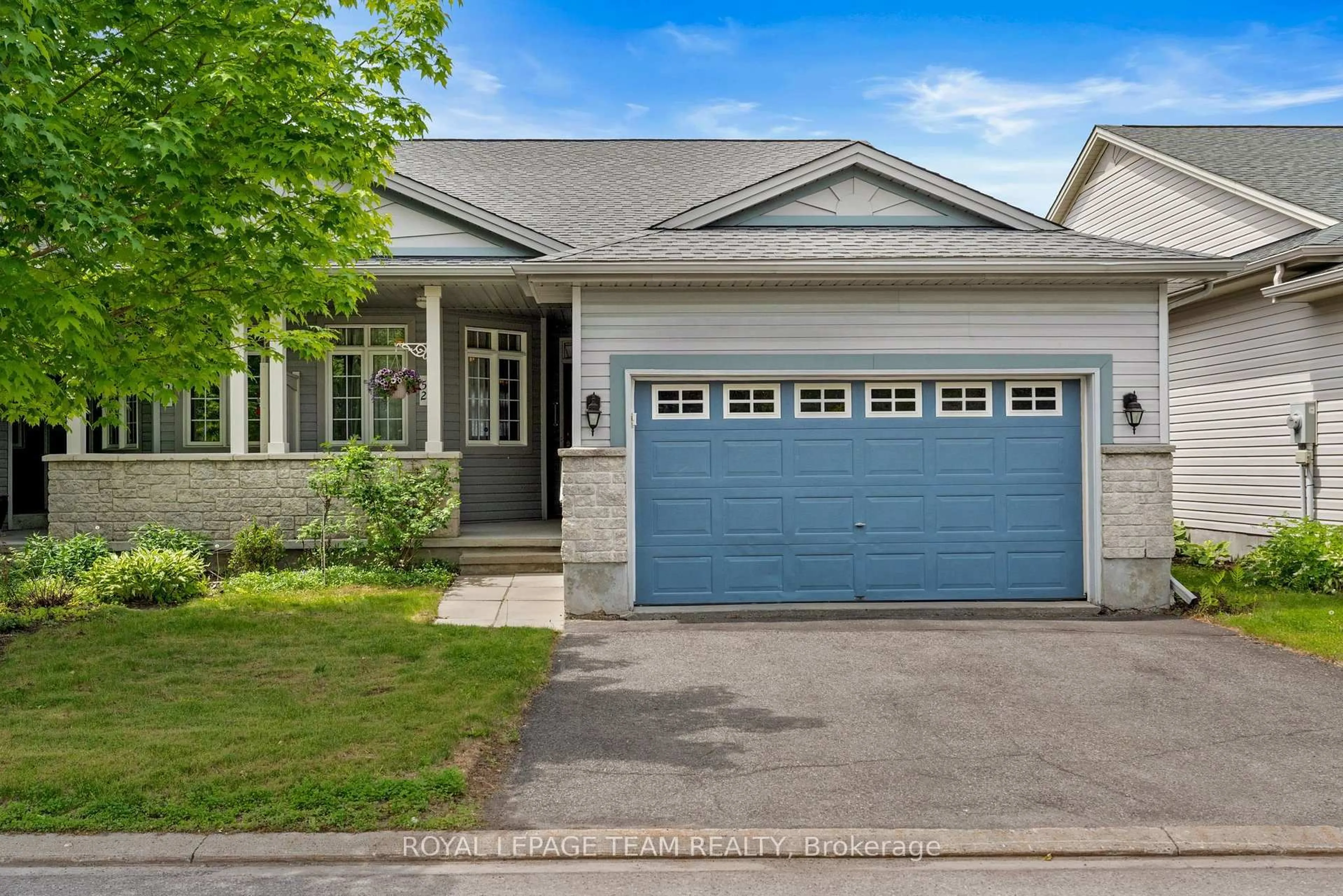 Home with vinyl exterior material, street for 52 Village Walk Private, Manotick Ontario K4M 1L1