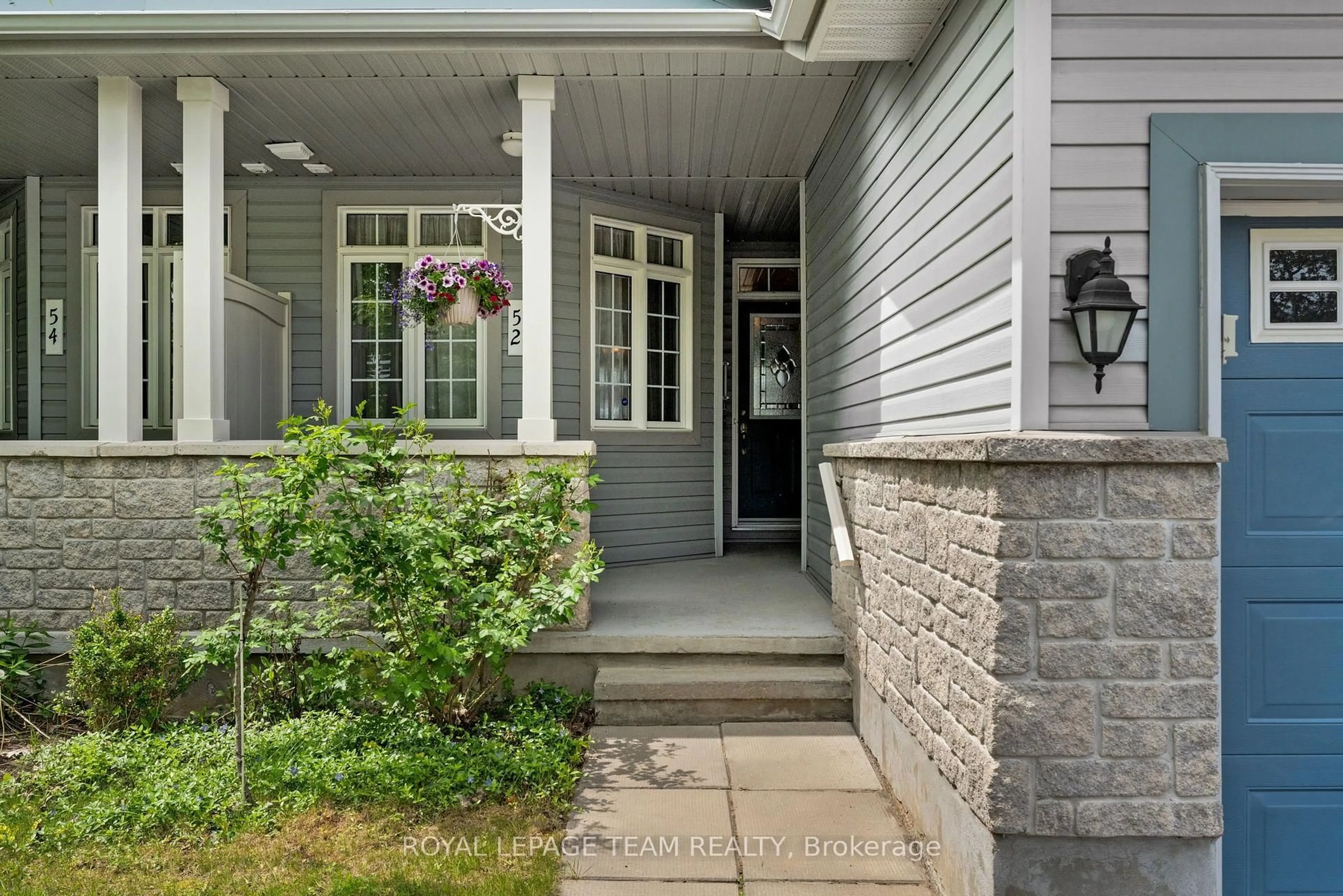 Indoor entryway for 52 Village Walk Private, Manotick Ontario K4M 1L1
