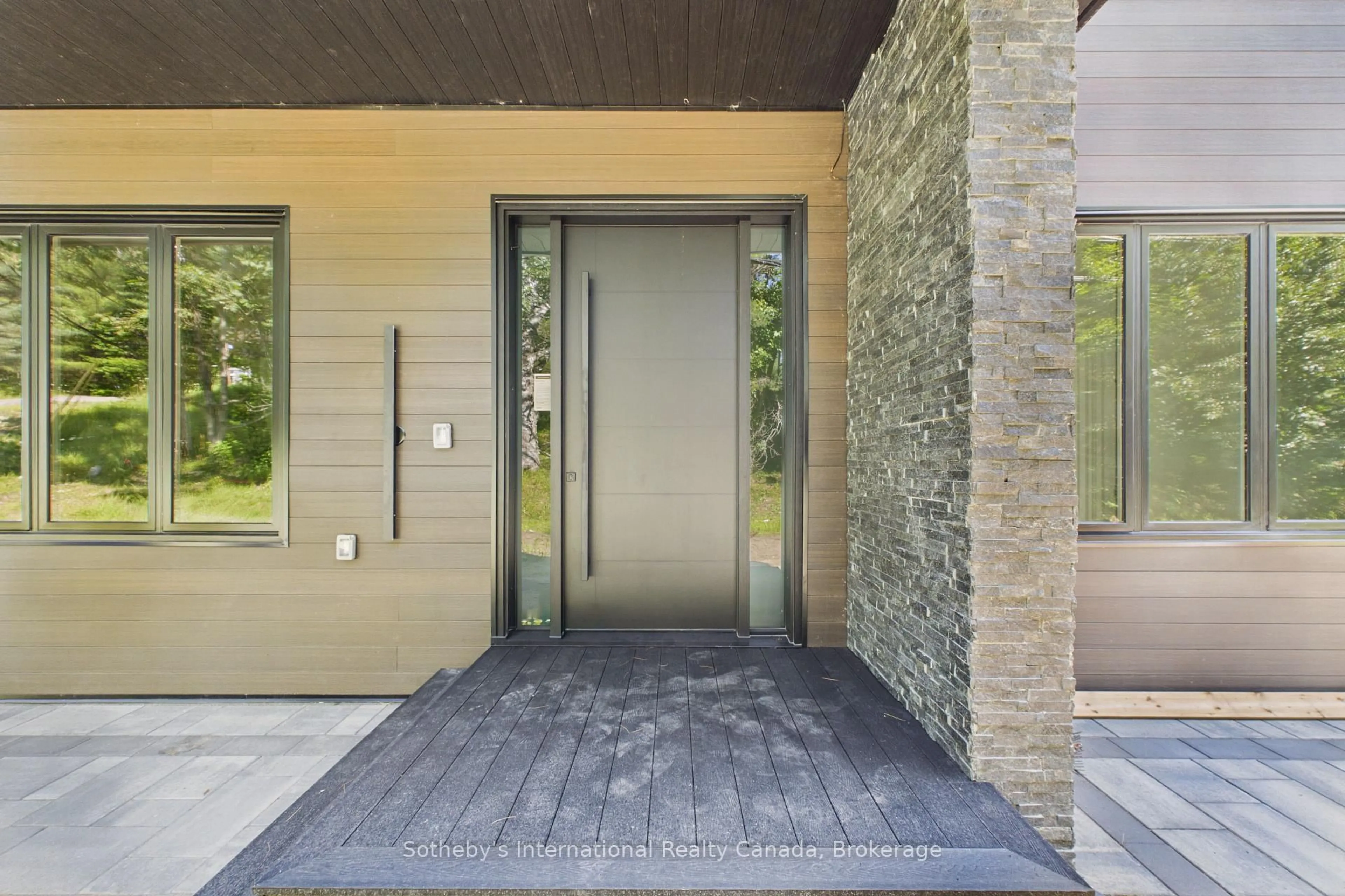 Indoor entryway for 492 Brunel Rd, Huntsville Ontario P1H 1R9