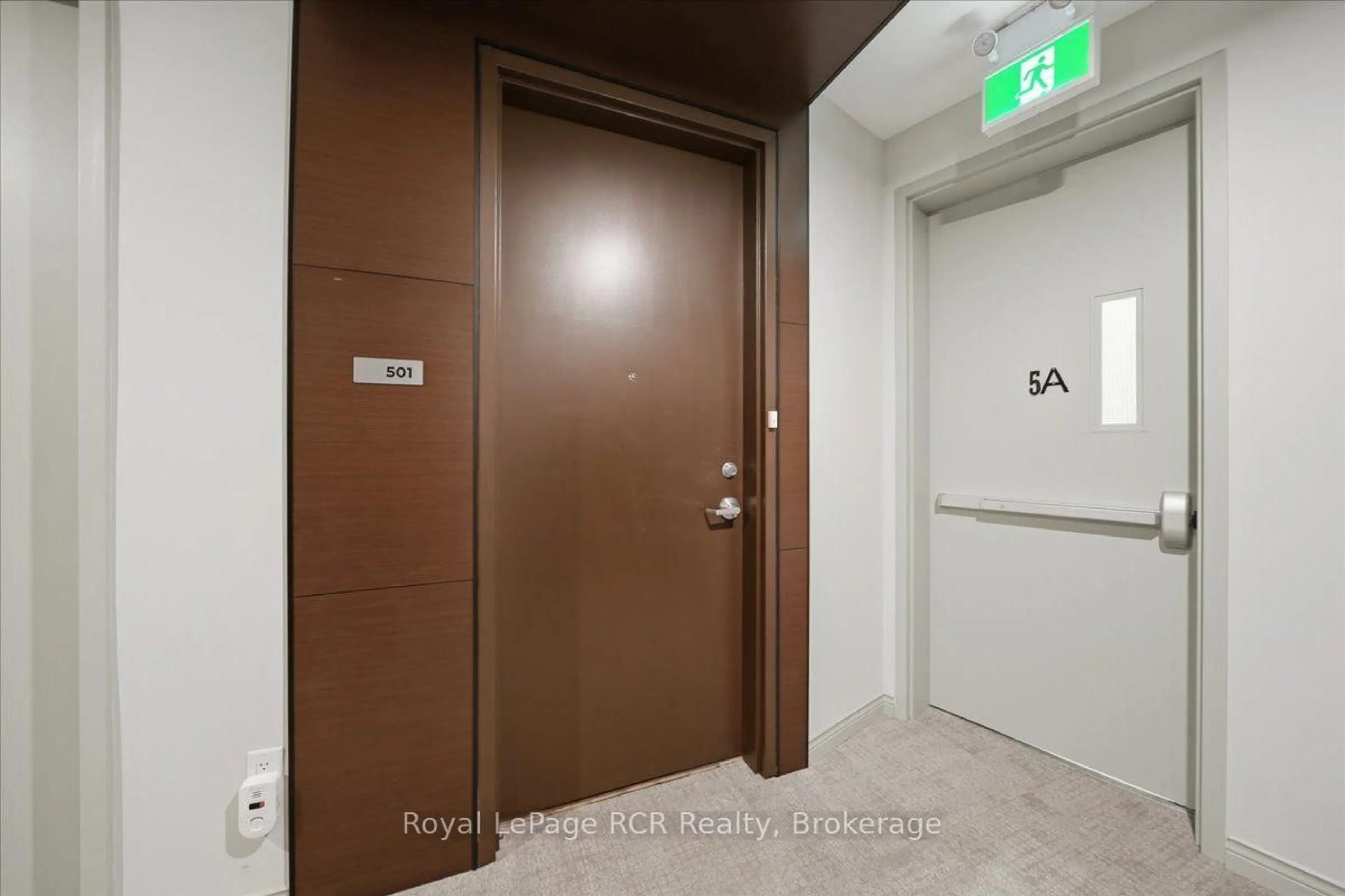Indoor foyer for 80 9th St #501, Owen Sound Ontario N4K 1N4