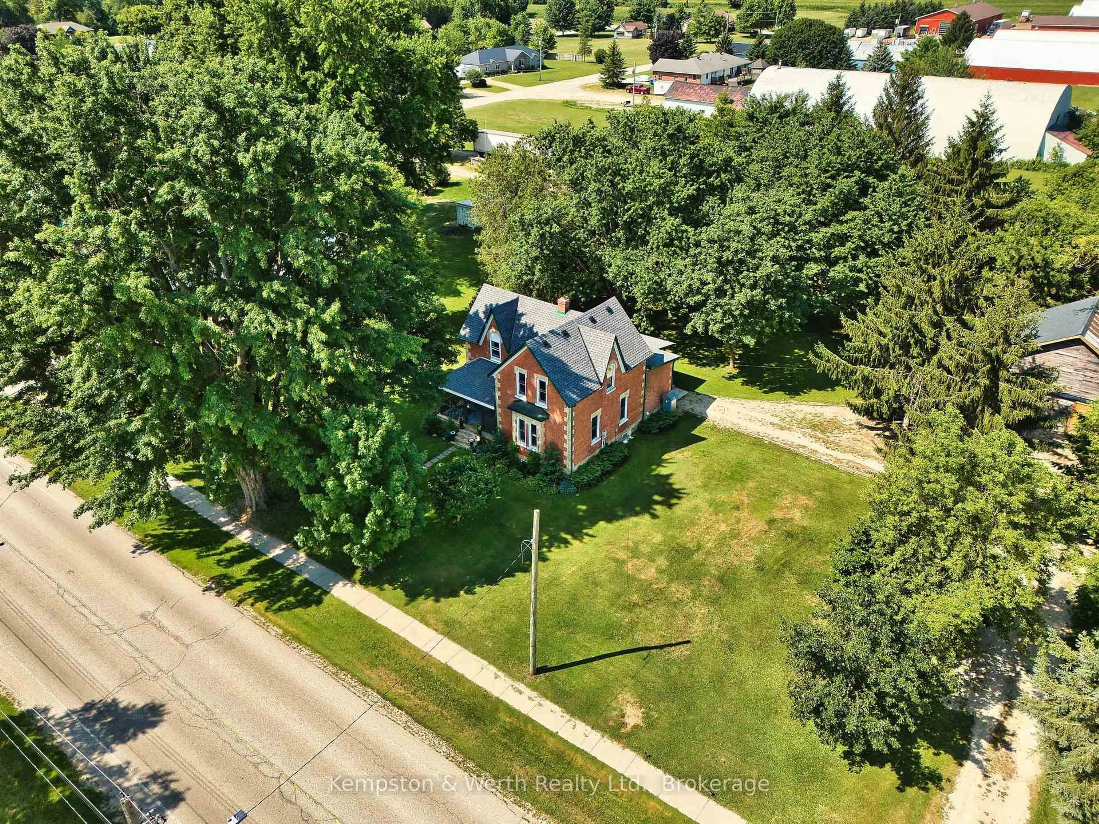 A pic from outside/outdoor area/front of a property/back of a property/a pic from drone, street for 3030 Patrick St, Howick Ontario N0G 1V0