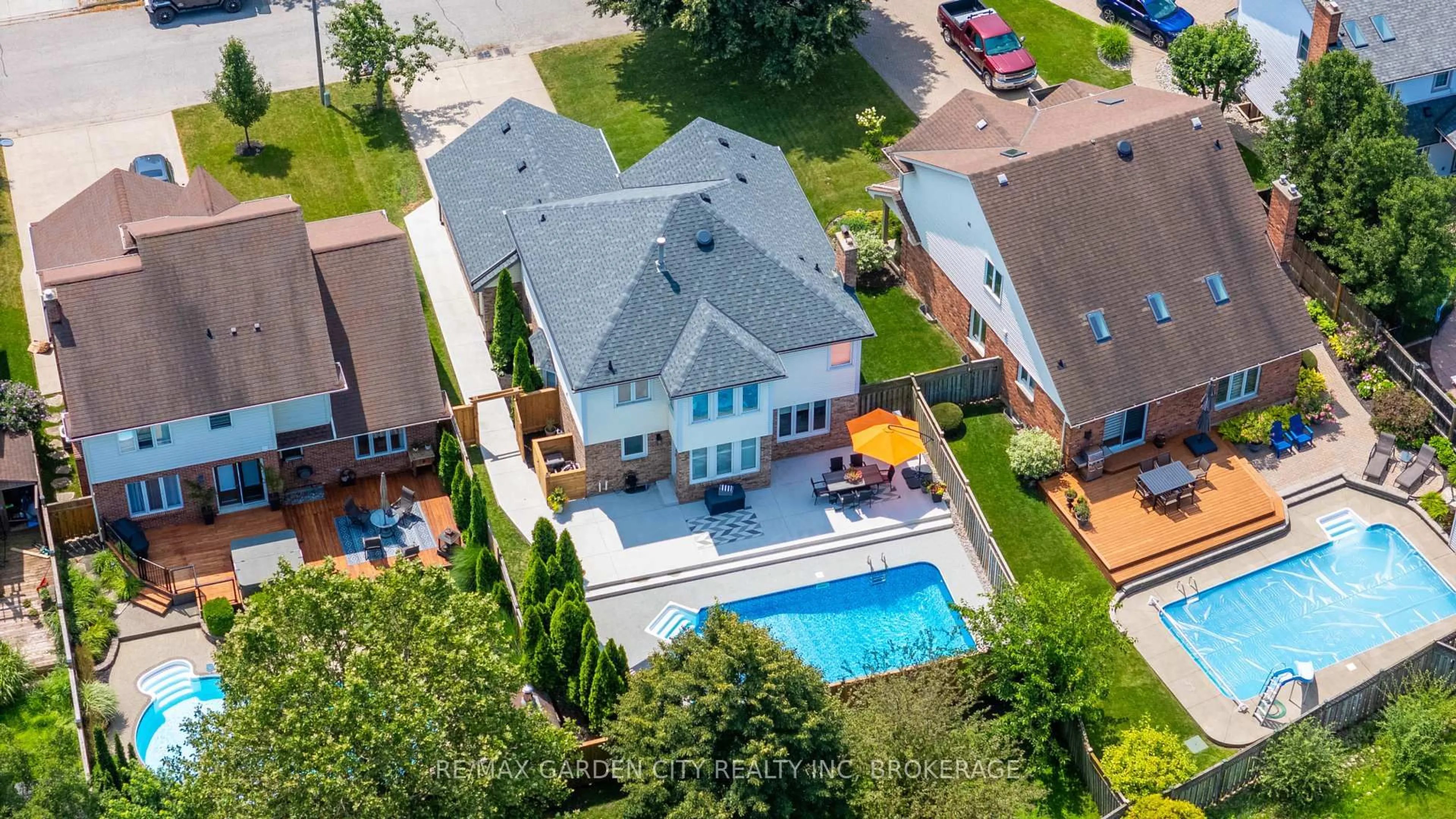 A pic from outside/outdoor area/front of a property/back of a property/a pic from drone, street for 73 West Farmington Dr, St. Catharines Ontario L2S 3S2