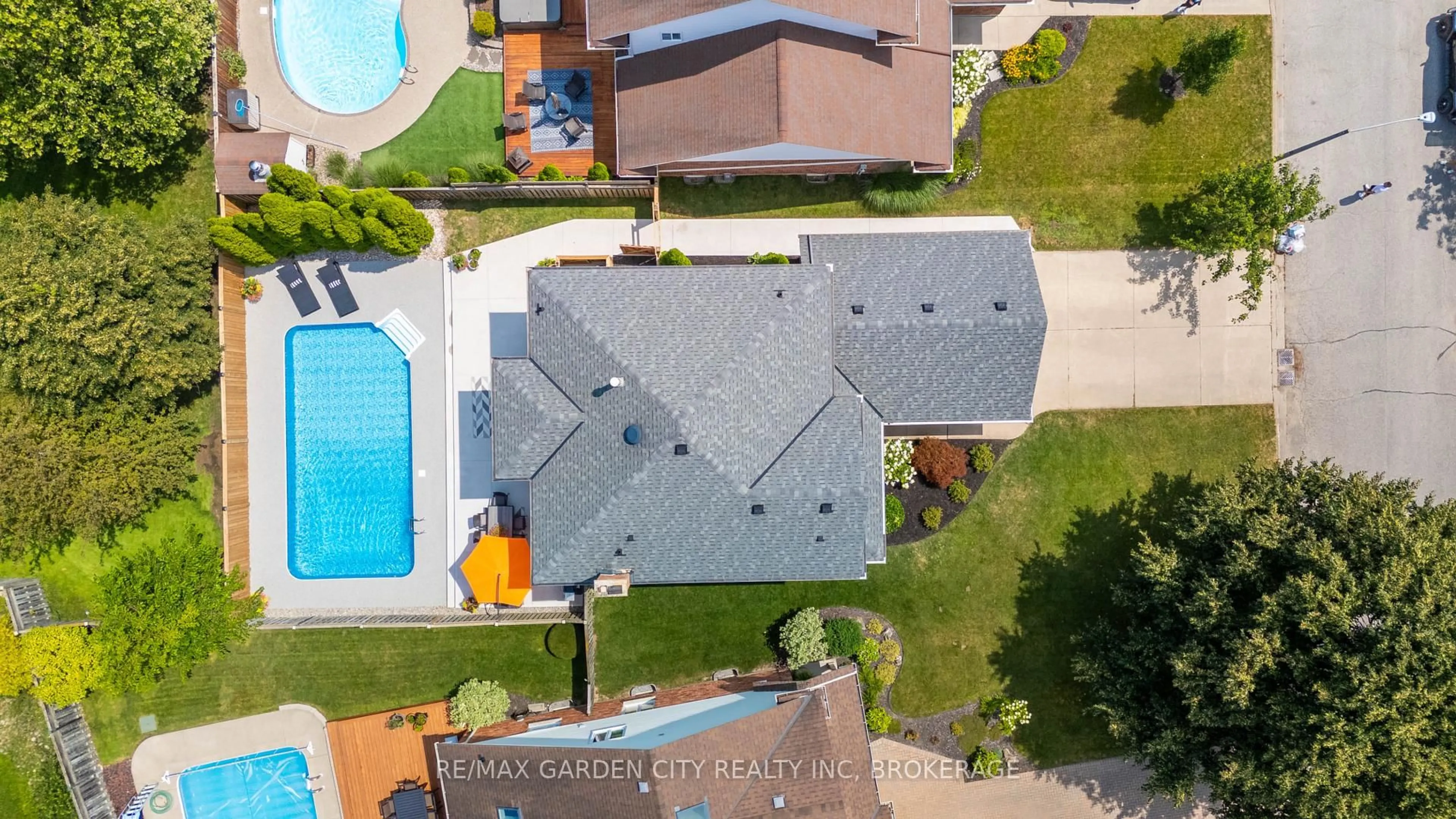 A pic from outside/outdoor area/front of a property/back of a property/a pic from drone, street for 73 West Farmington Dr, St. Catharines Ontario L2S 3S2