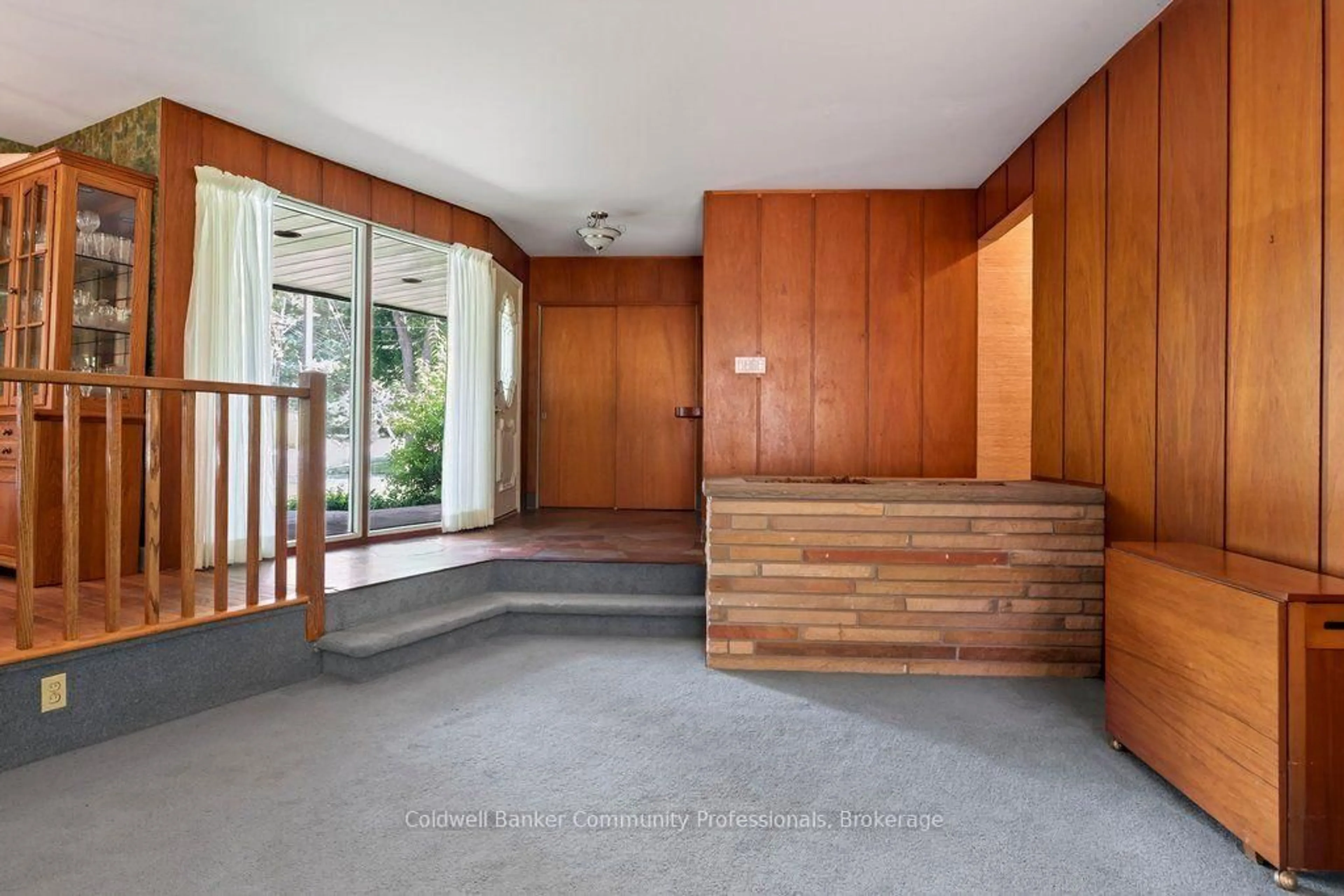 Indoor foyer for 44 Colquhoun Cres, Hamilton Ontario L9C 4W8