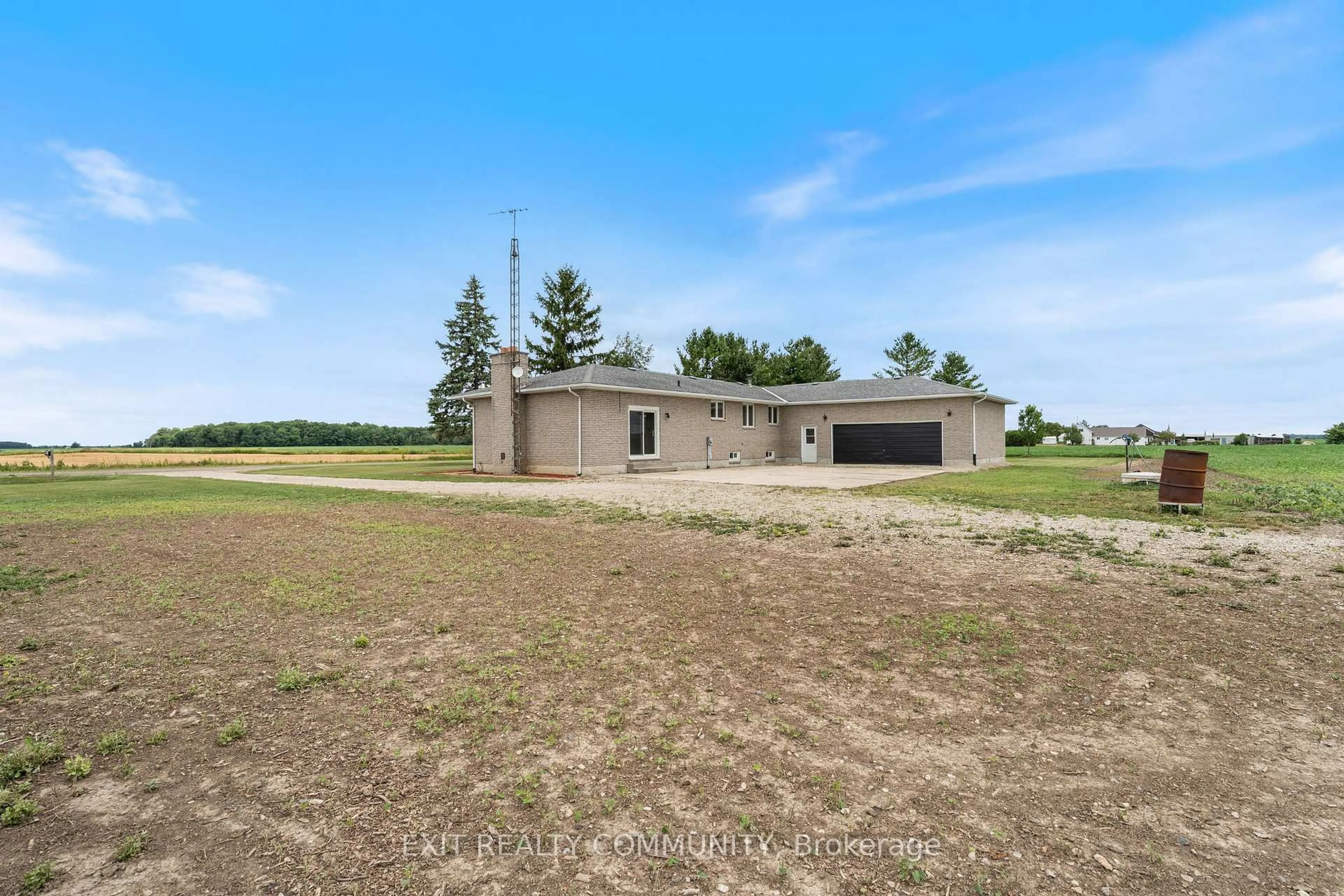 A pic from outside/outdoor area/front of a property/back of a property/a pic from drone, building for 30035 Hale School Rd, Chatham-Kent Ontario N0P 1K0