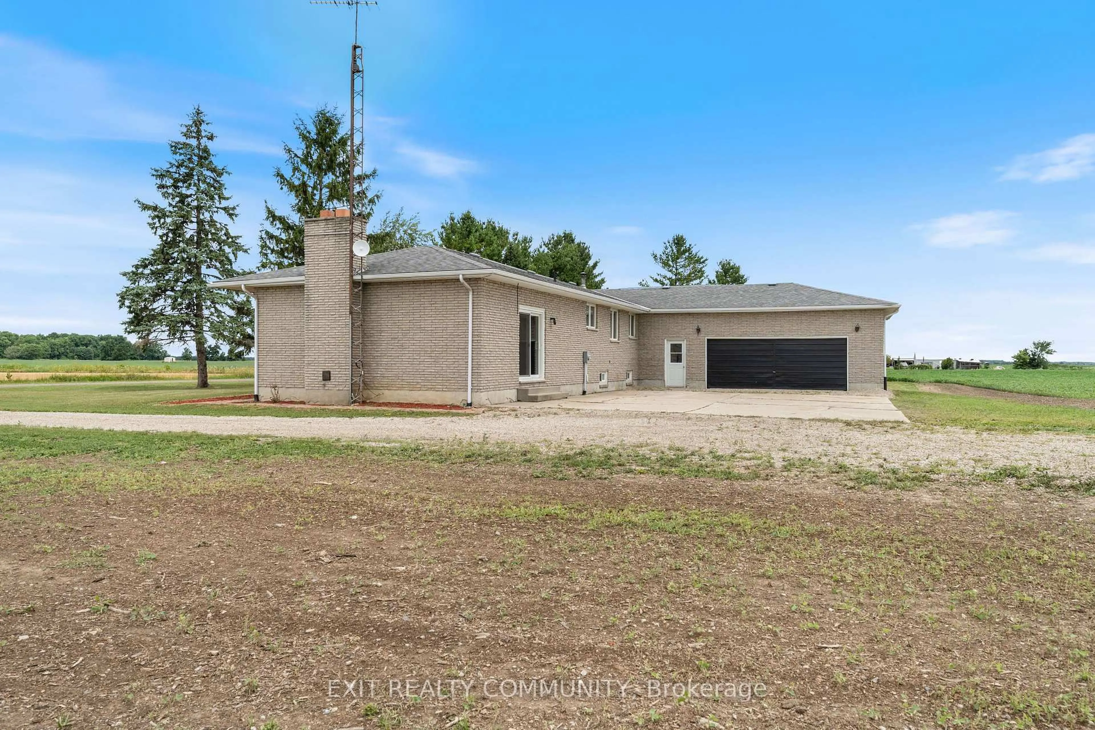 A pic from outside/outdoor area/front of a property/back of a property/a pic from drone, building for 30035 Hale School Rd, Chatham-Kent Ontario N0P 1K0