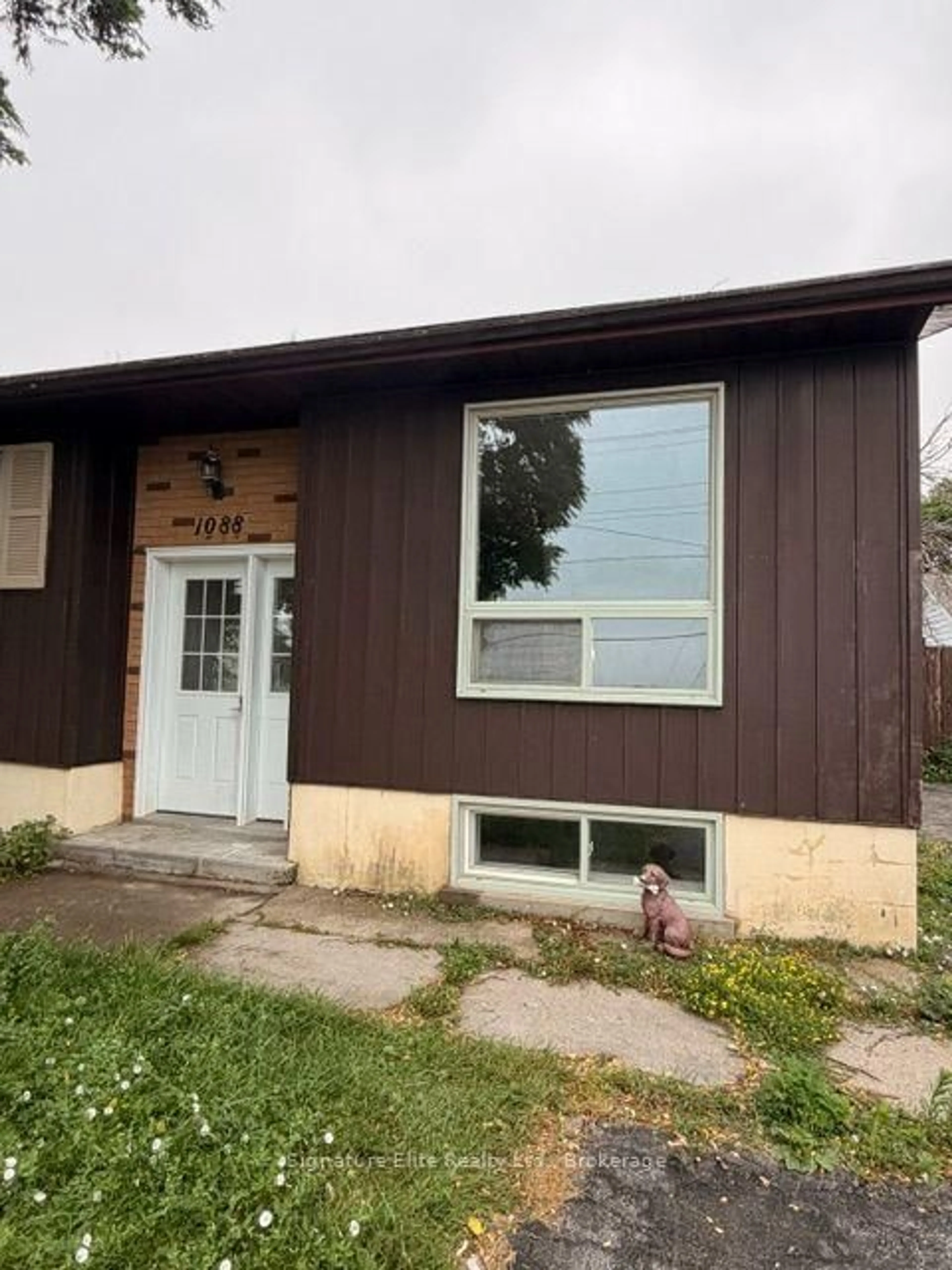 Home with vinyl exterior material, building for 1088 8TH St, Owen Sound Ontario N4K 1M6