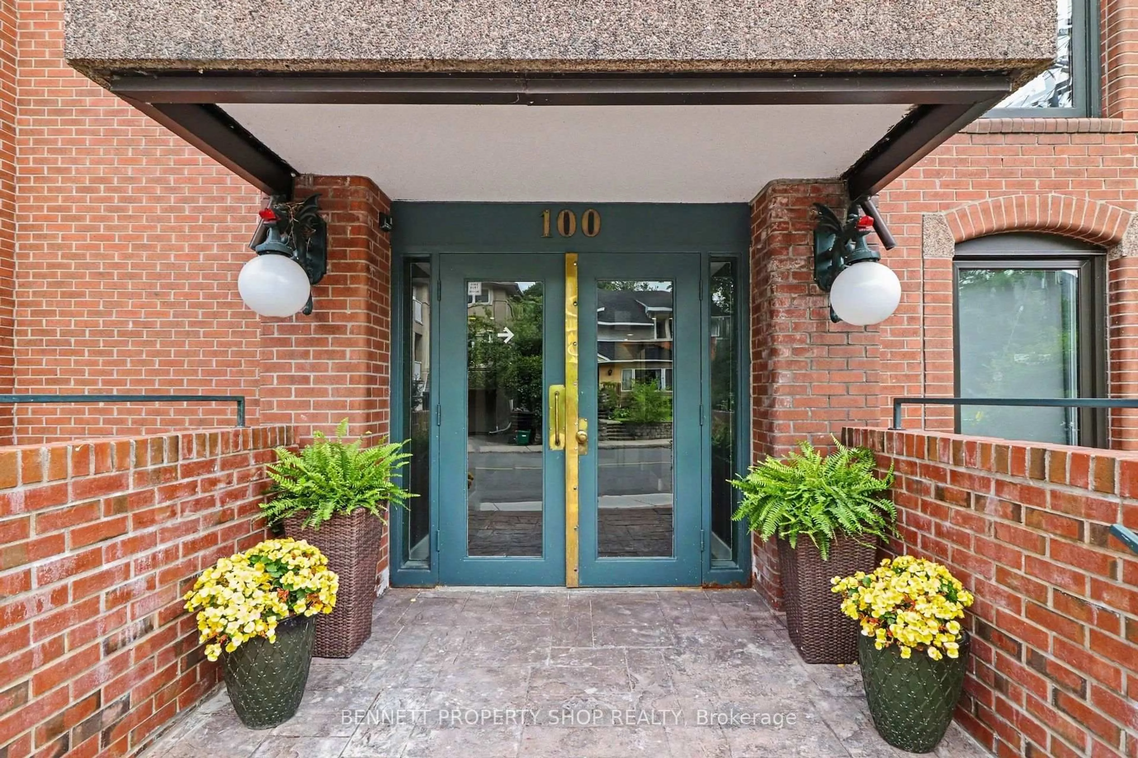 Indoor foyer for 100 Rideau Terr #3B, Ottawa Ontario K1M 0Z2