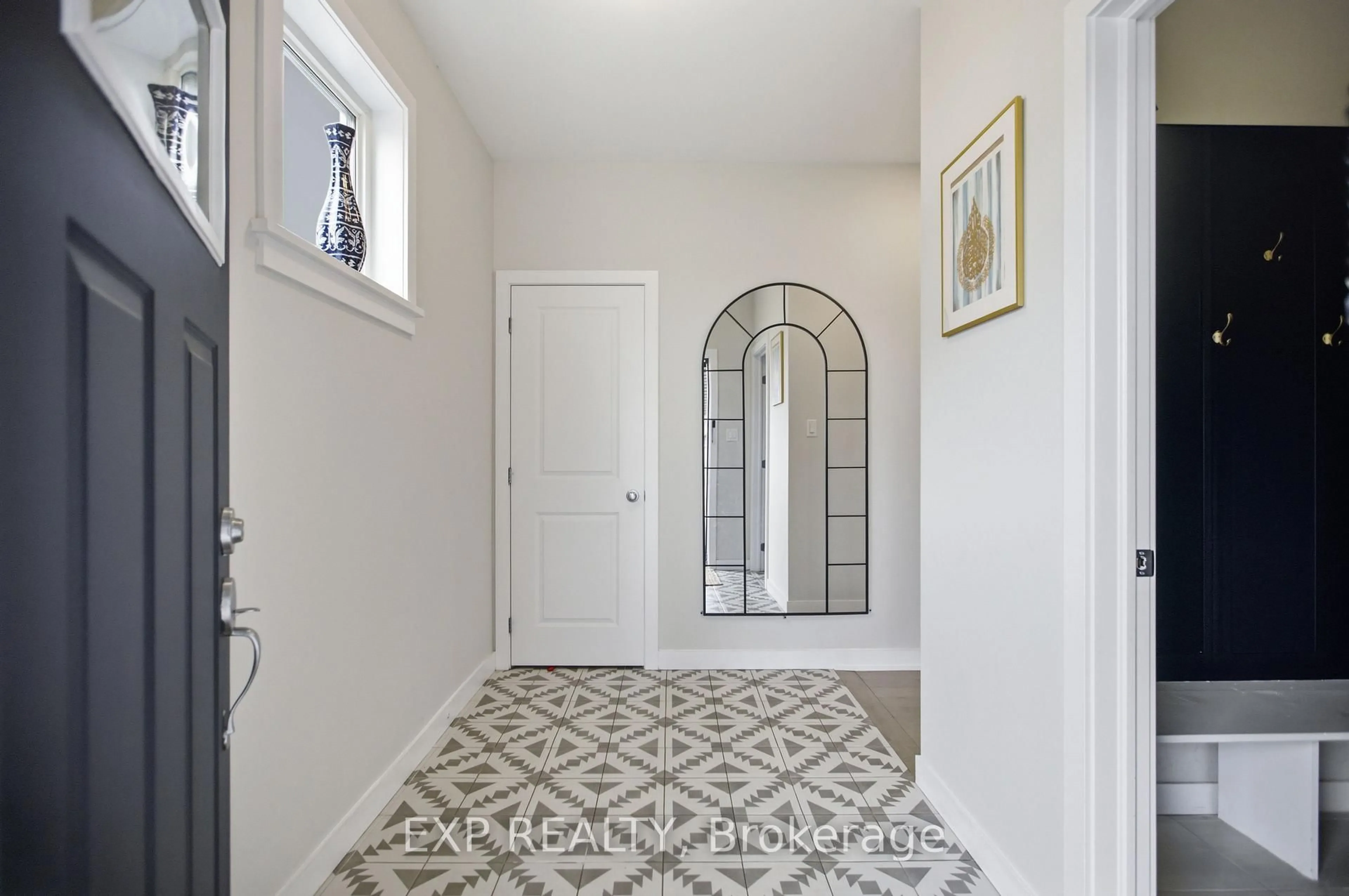 Indoor entryway for 846 Sendero Way, Ottawa Ontario K2S 2W9