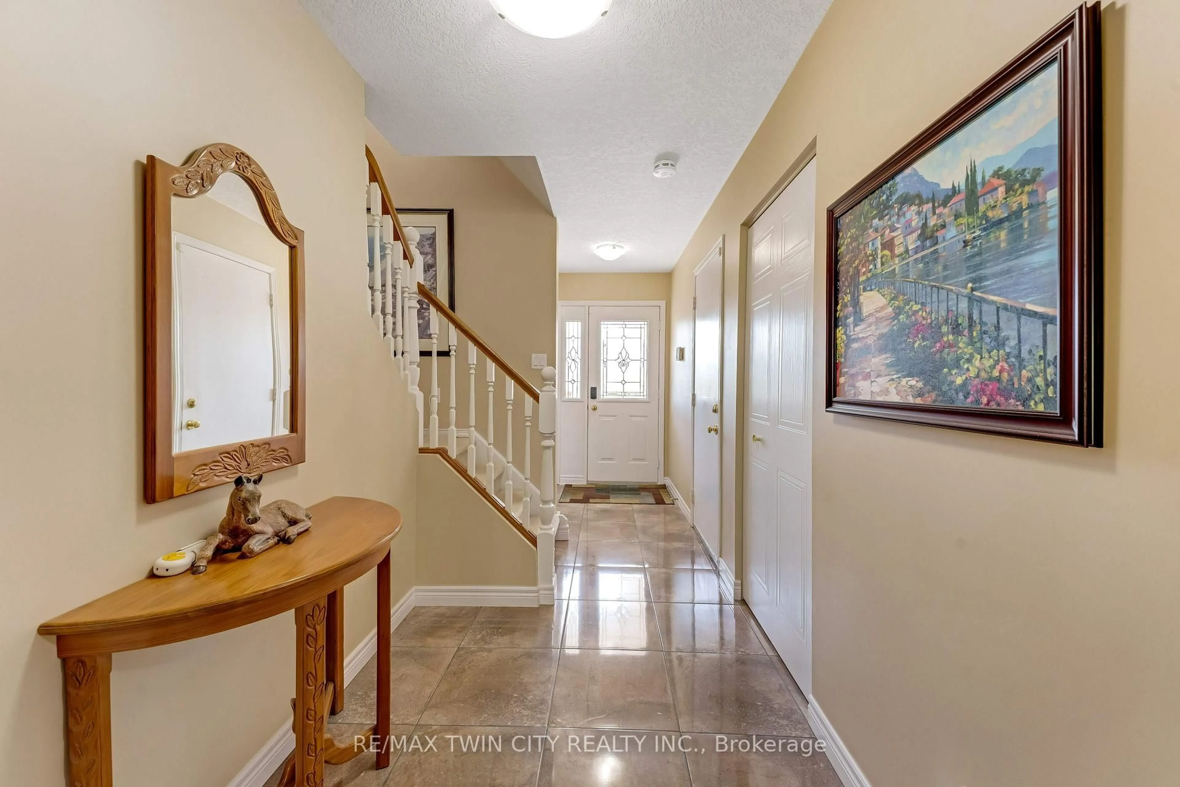 Indoor foyer for 42 Briarmeadow Cres, Kitchener Ontario N2A 4C5