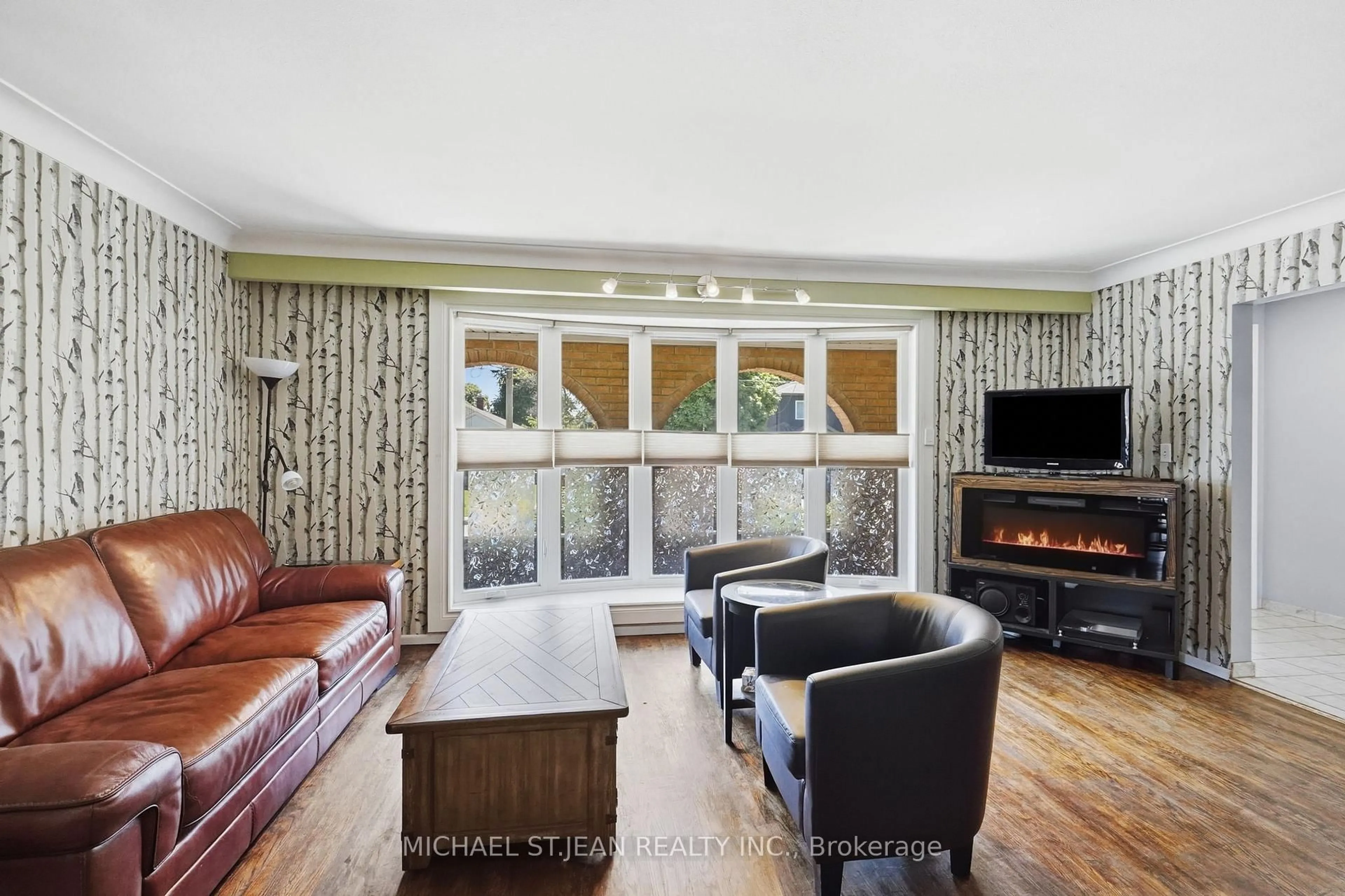 Living room with furniture, unknown for 330 East 18th St, Hamilton Ontario L9A 4P8