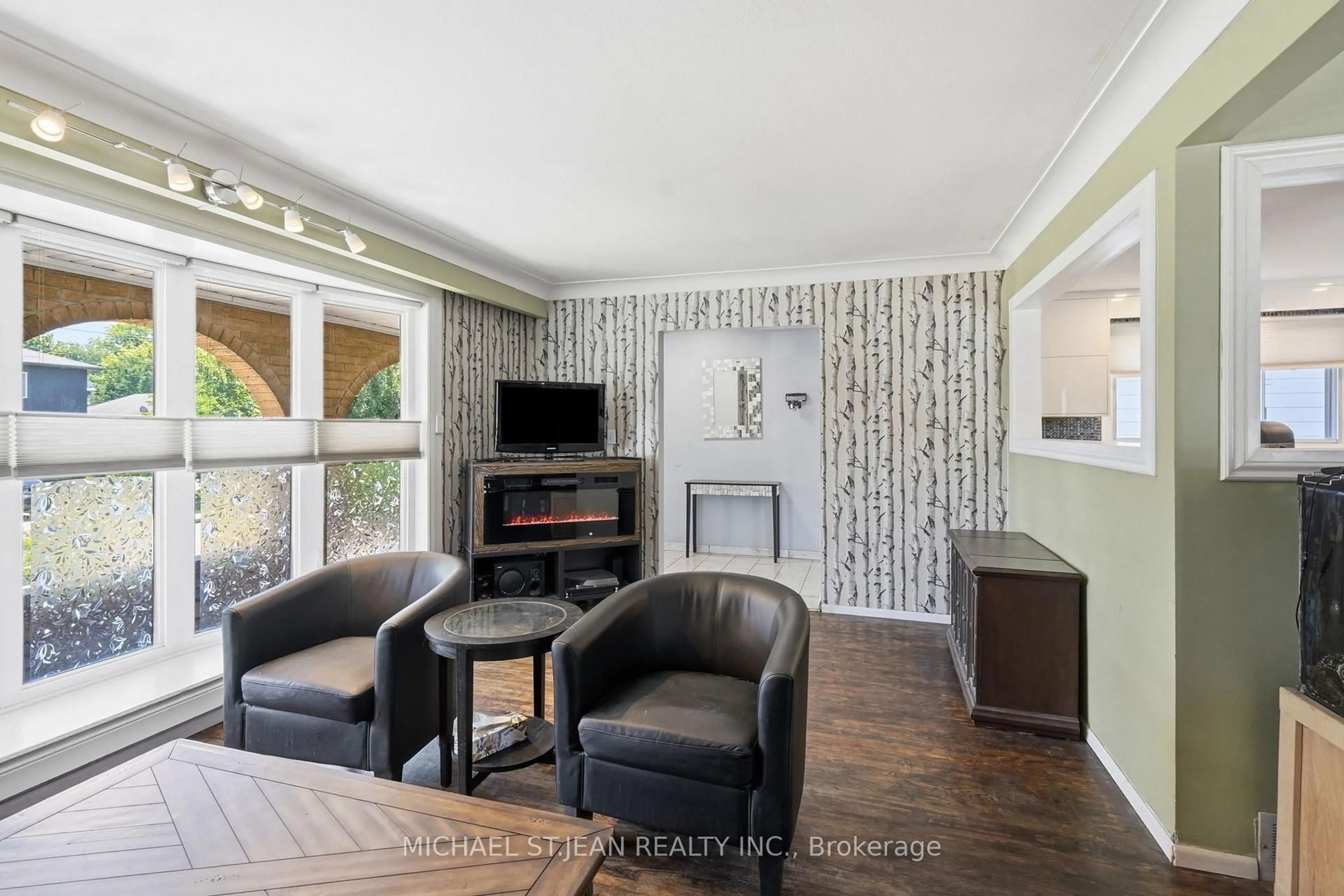 Living room with furniture, wood/laminate floor for 330 East 18th St, Hamilton Ontario L9A 4P8