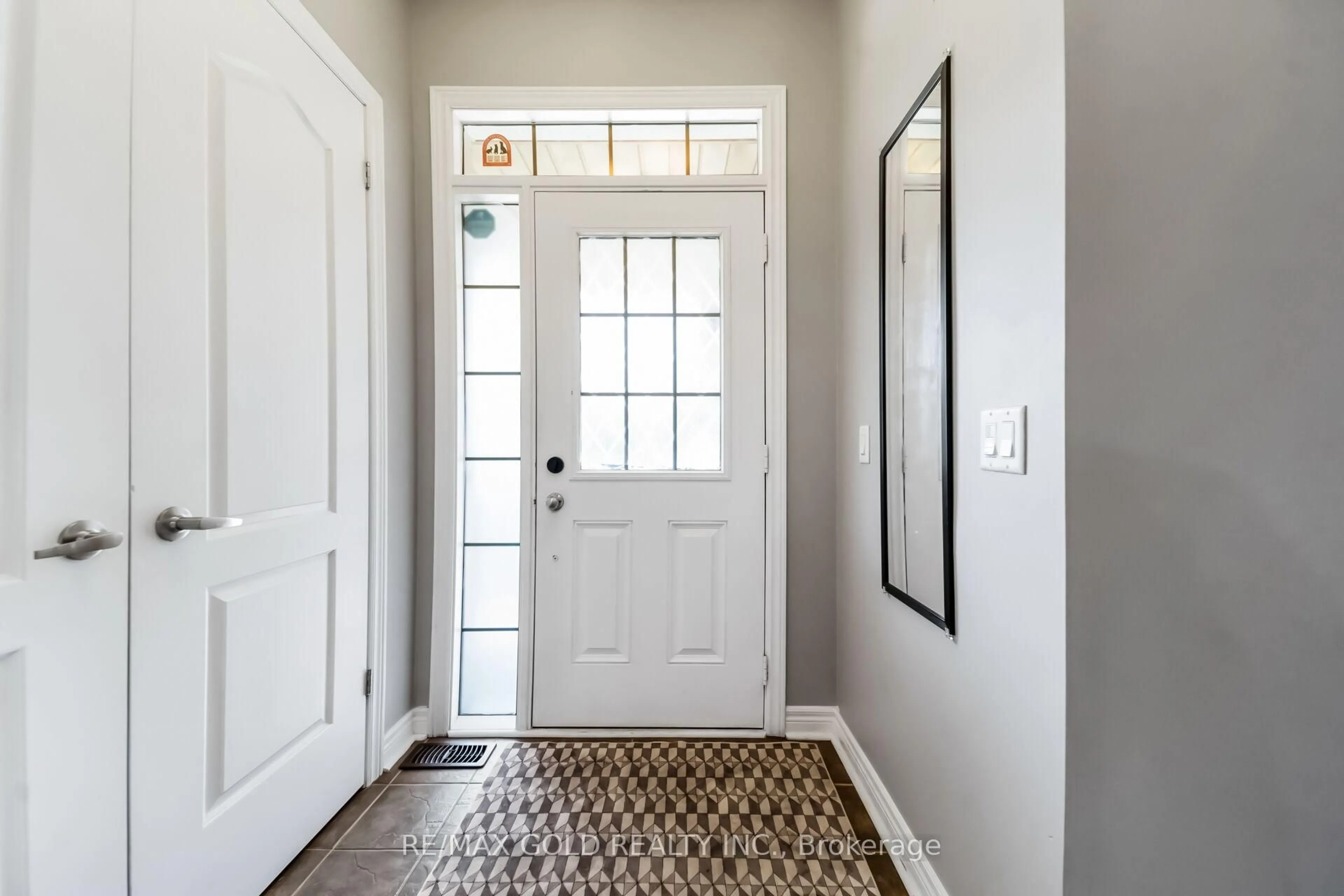 Indoor entryway for 792 Arthur Parker Ave, Woodstock Ontario N4T 0G7