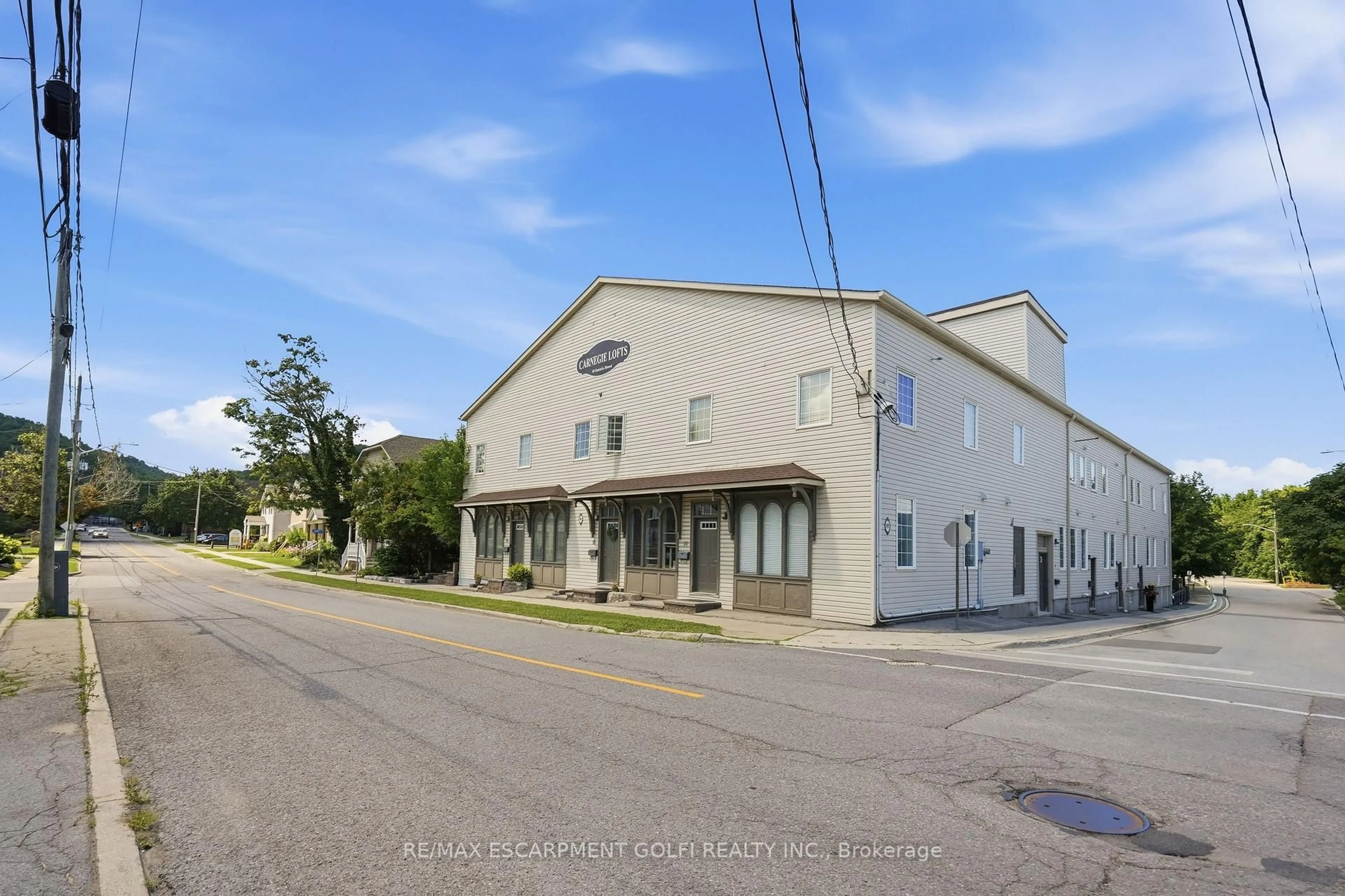 A pic from outside/outdoor area/front of a property/back of a property/a pic from drone, unknown for 49 Ontario St #7, Grimsby Ontario L3M 3H2