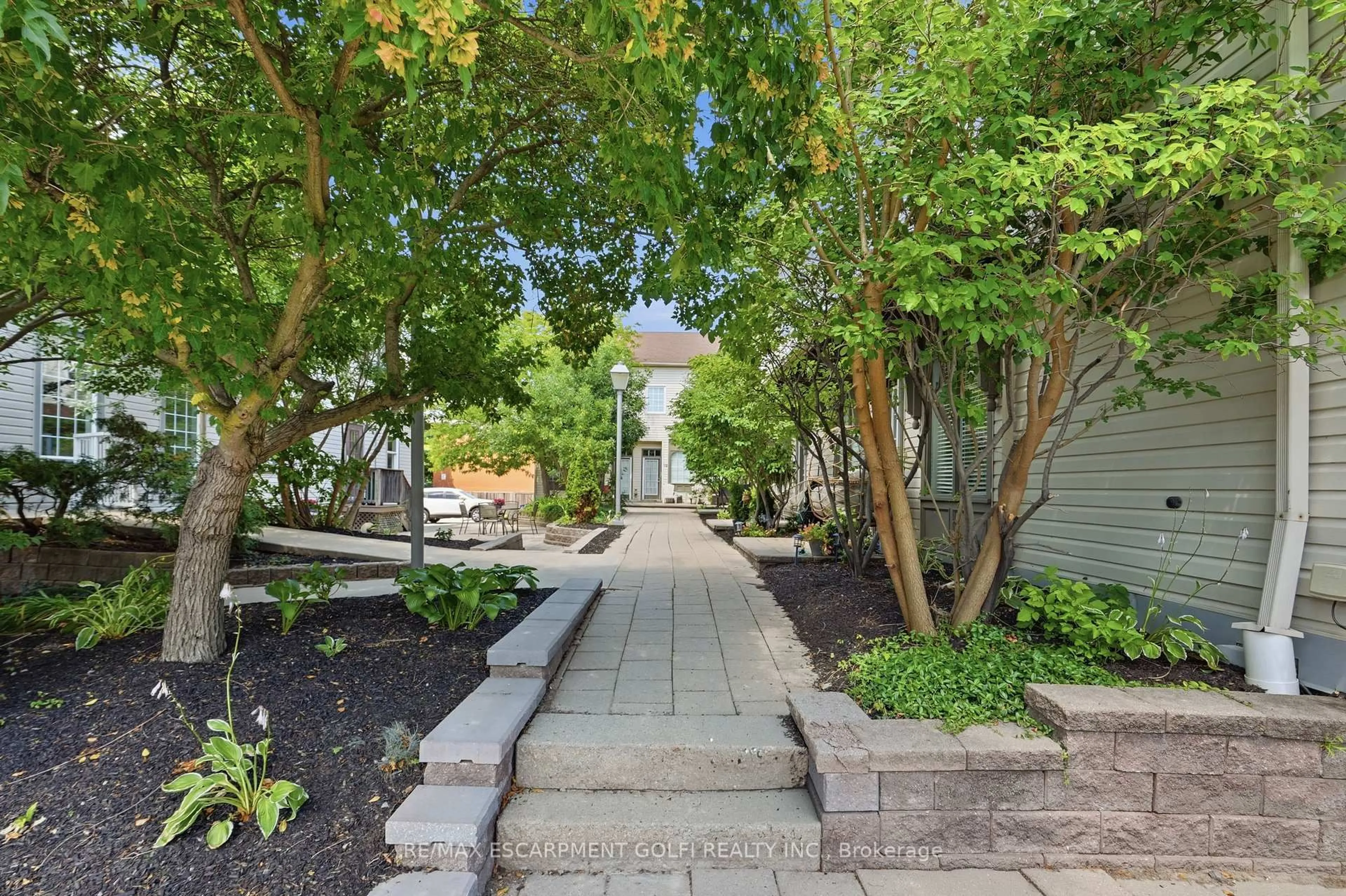 Patio, street for 49 Ontario St #7, Grimsby Ontario L3M 3H2
