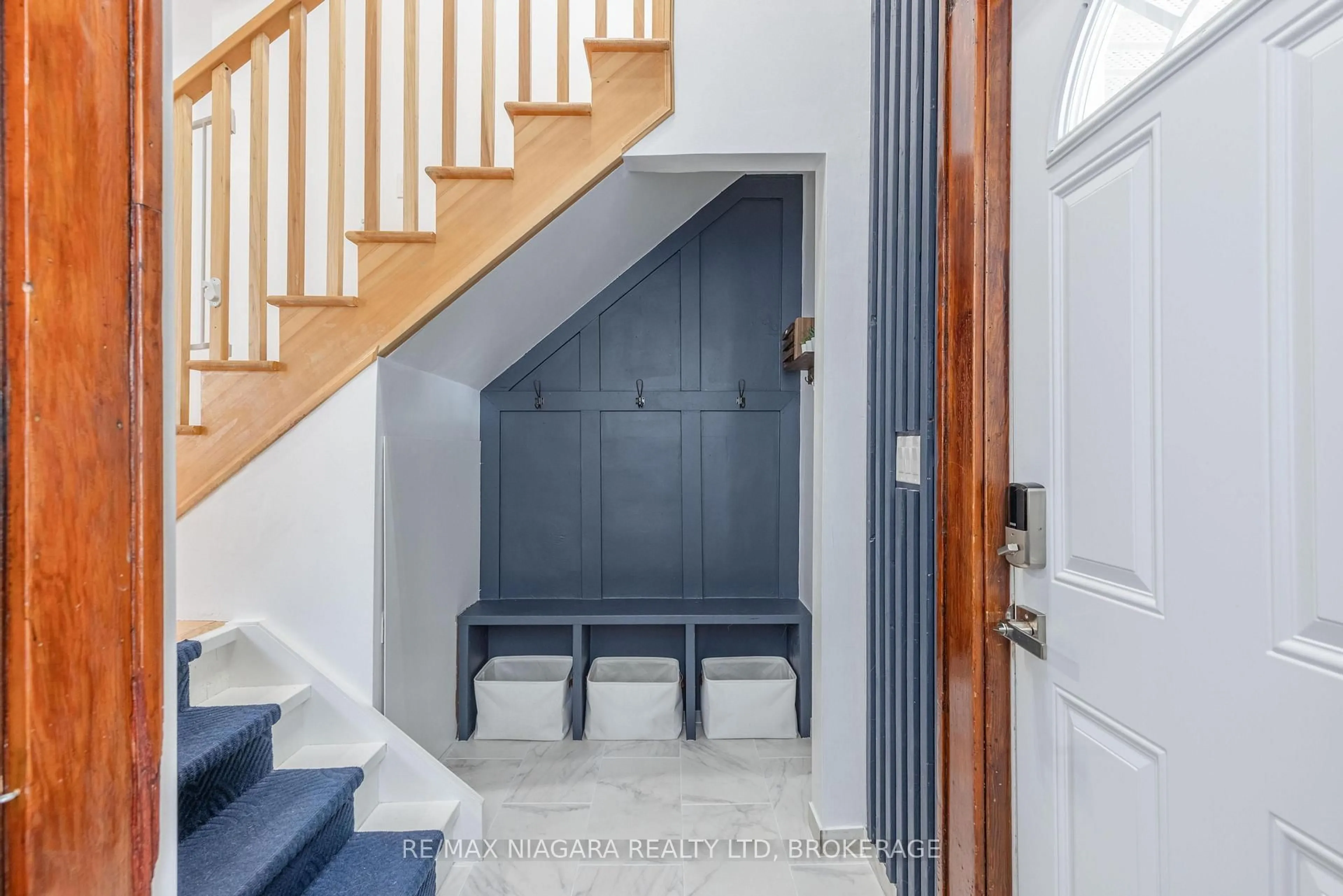 Indoor entryway for 149 Cambridge Rd, Fort Erie Ontario L0S 1B0