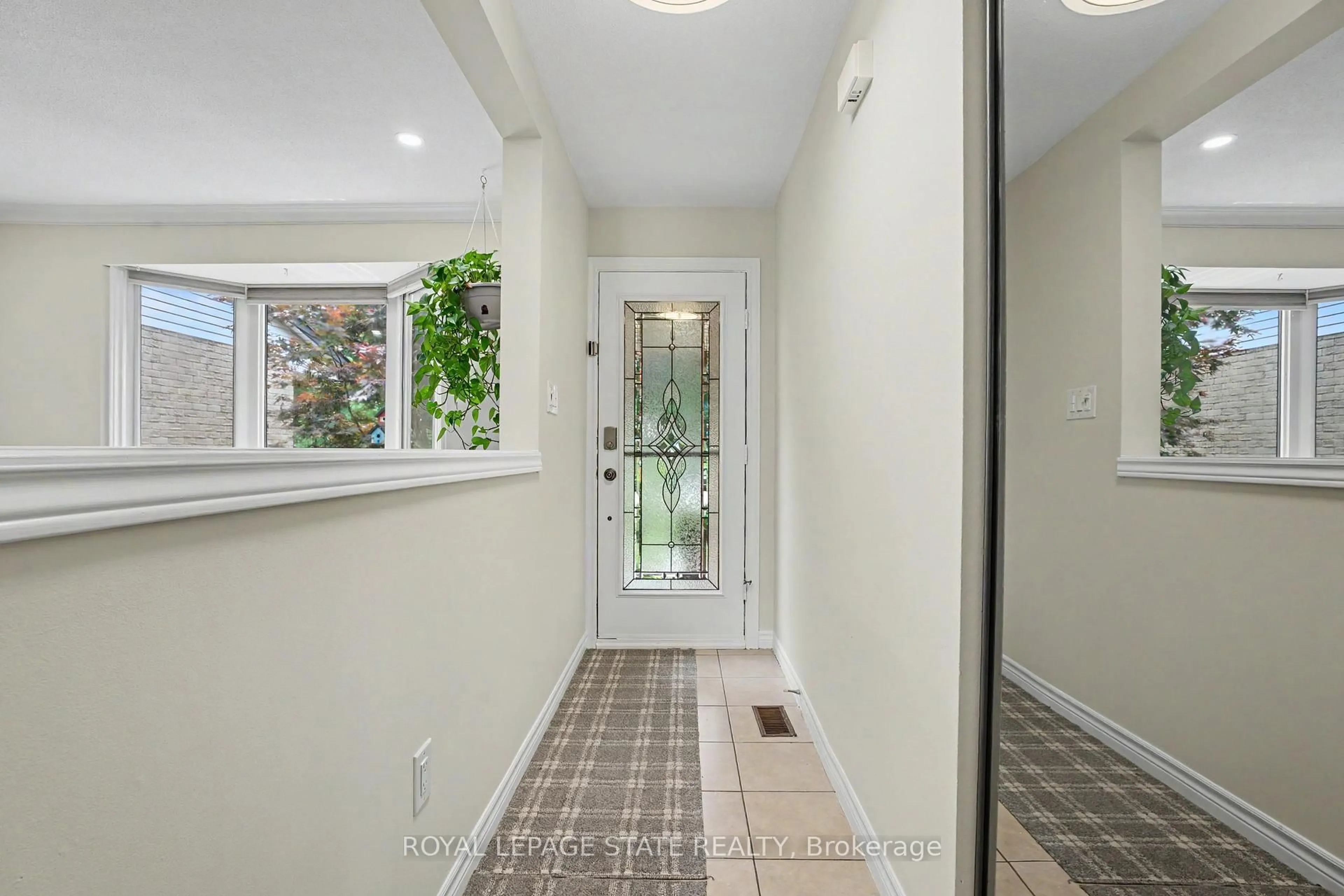 Indoor entryway for 103 Glenashton Dr, Hamilton Ontario L8G 4E6