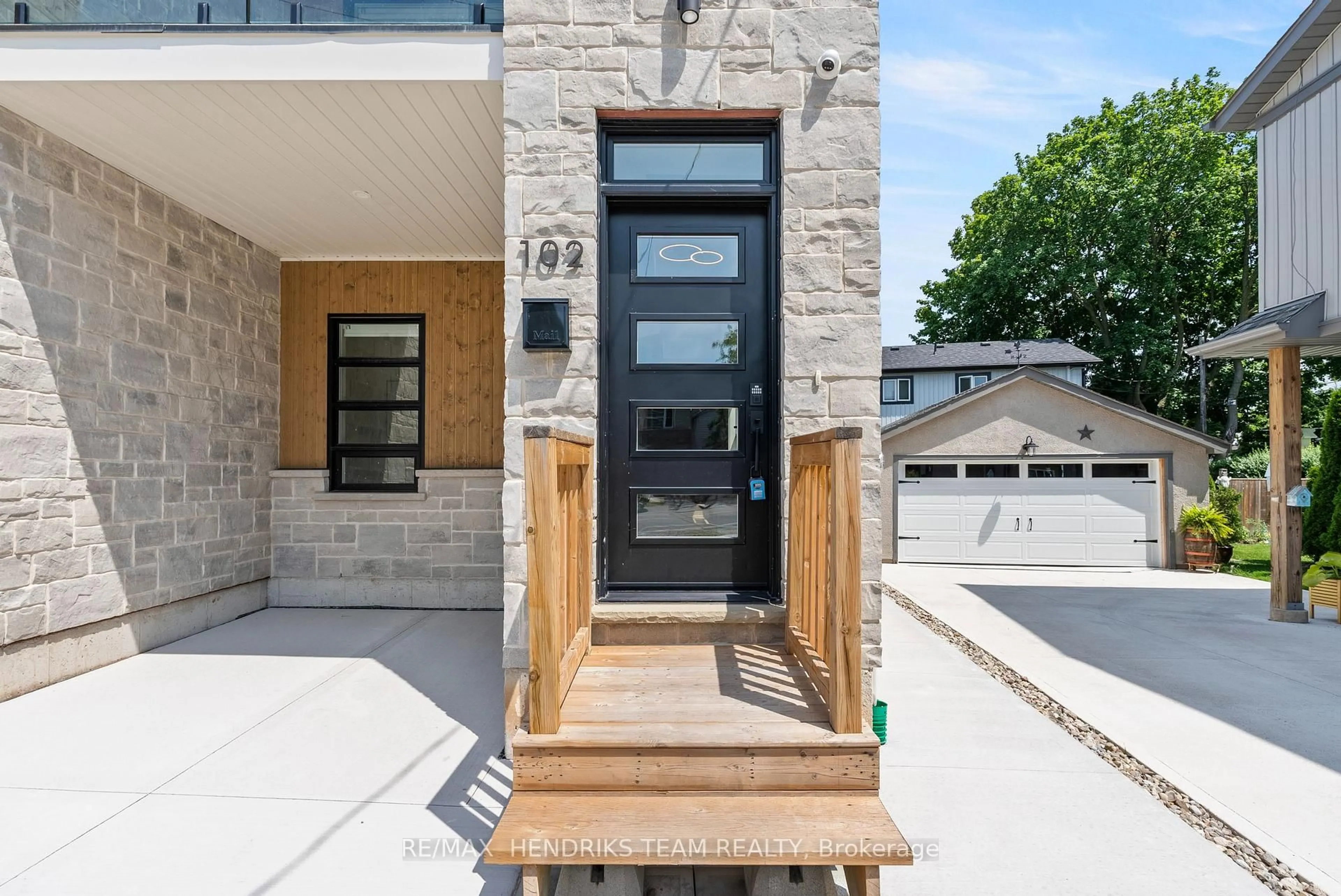 Unknown for 102 Broadway Ave, St. Catharines Ontario L2M 1M8