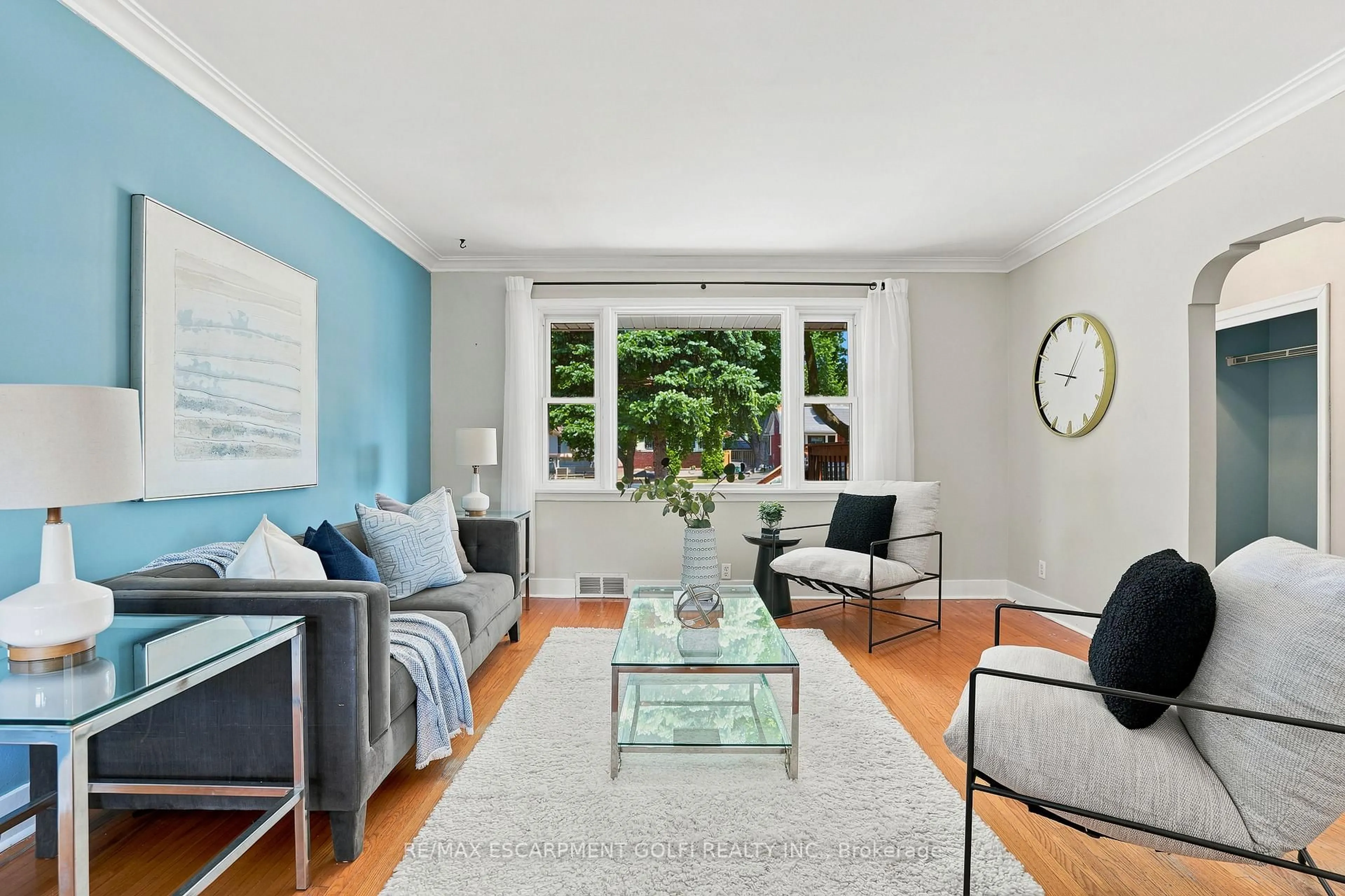 Living room with furniture, unknown for 31 Franklin Blvd, St. Catharines Ontario L2P 3E5