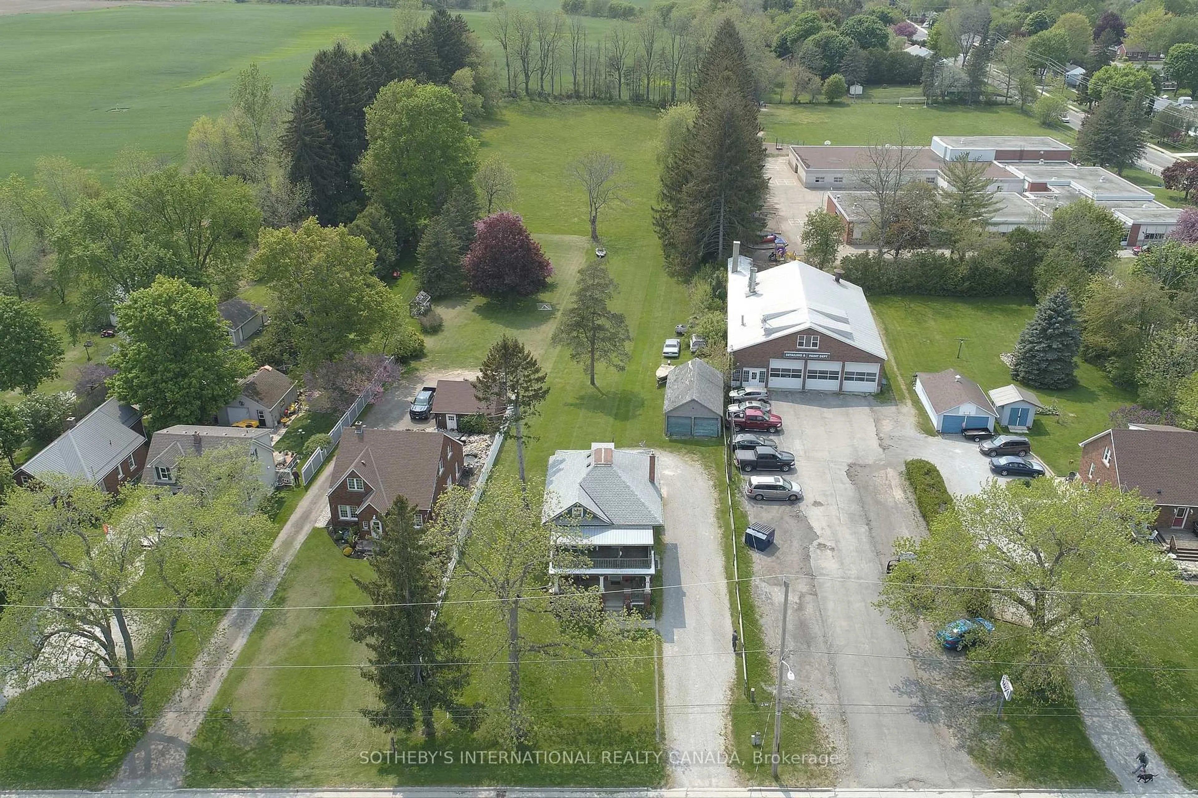 A pic from outside/outdoor area/front of a property/back of a property/a pic from drone, unknown for 498 Norfolk St, Norfolk Ontario N3Y 2X5