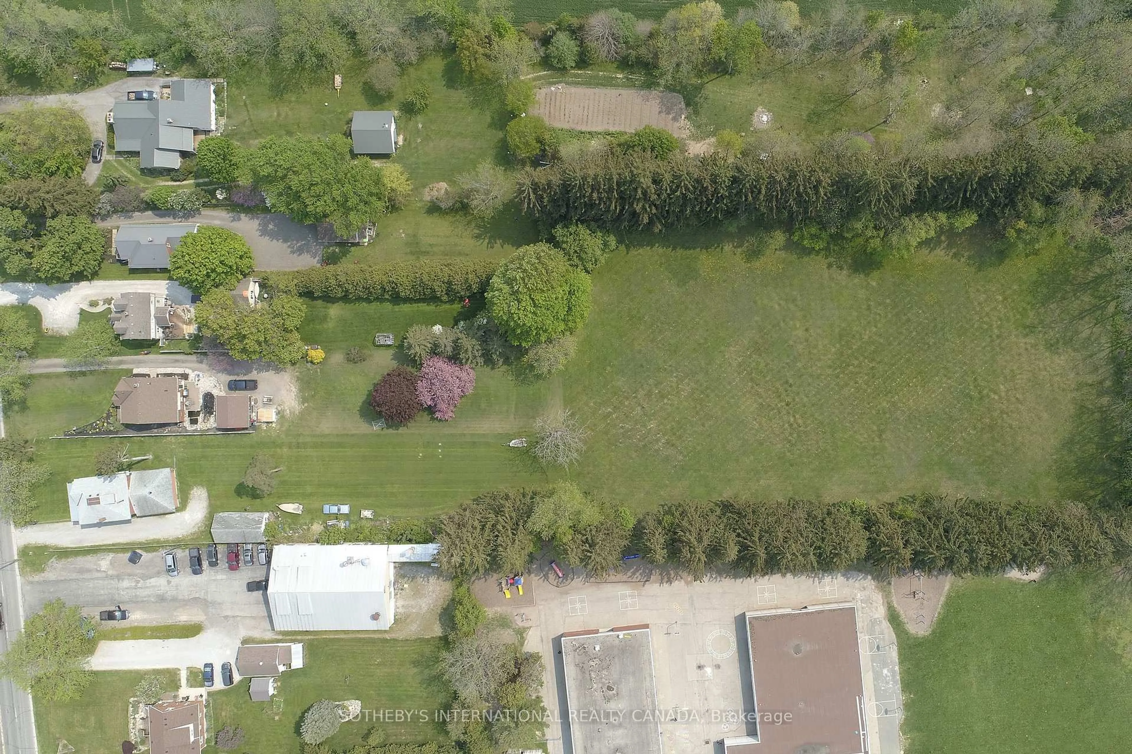 A pic from outside/outdoor area/front of a property/back of a property/a pic from drone, street for 498 Norfolk St, Norfolk Ontario N3Y 2X5