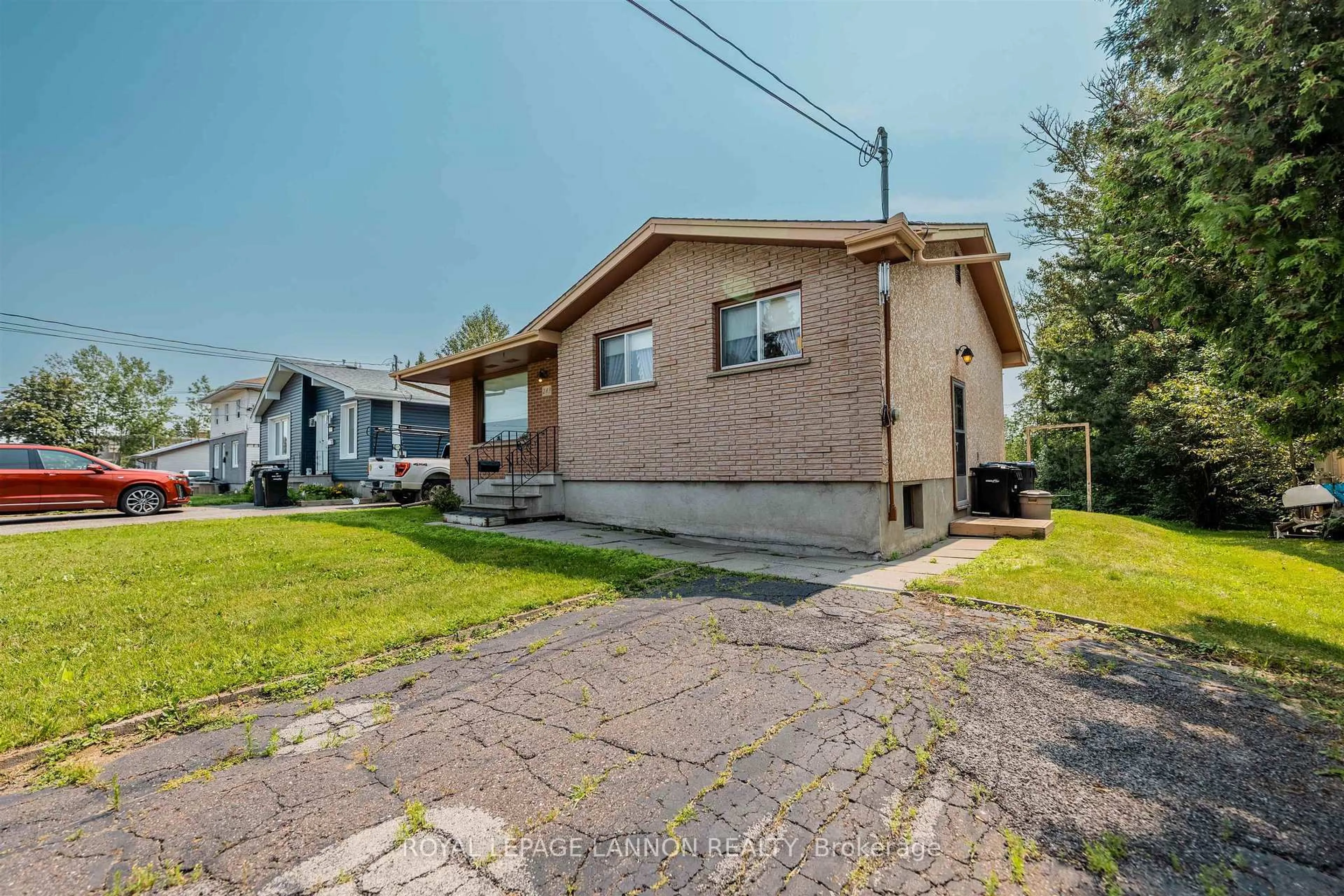 A pic from outside/outdoor area/front of a property/back of a property/a pic from drone, street for 283 CARL Ave, Thunder Bay Ontario P7B 4Z6