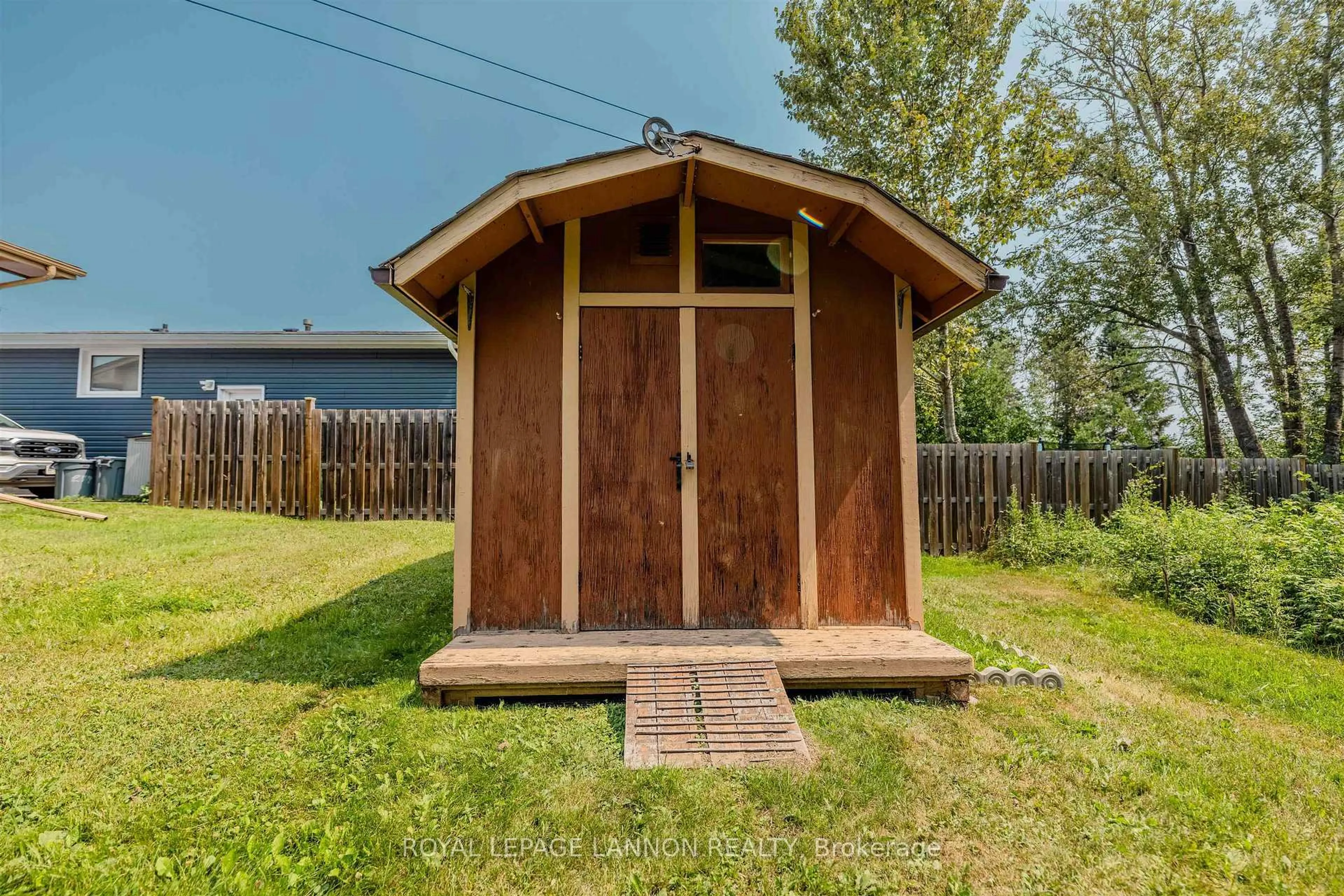 Shed for 283 CARL Ave, Thunder Bay Ontario P7B 4Z6