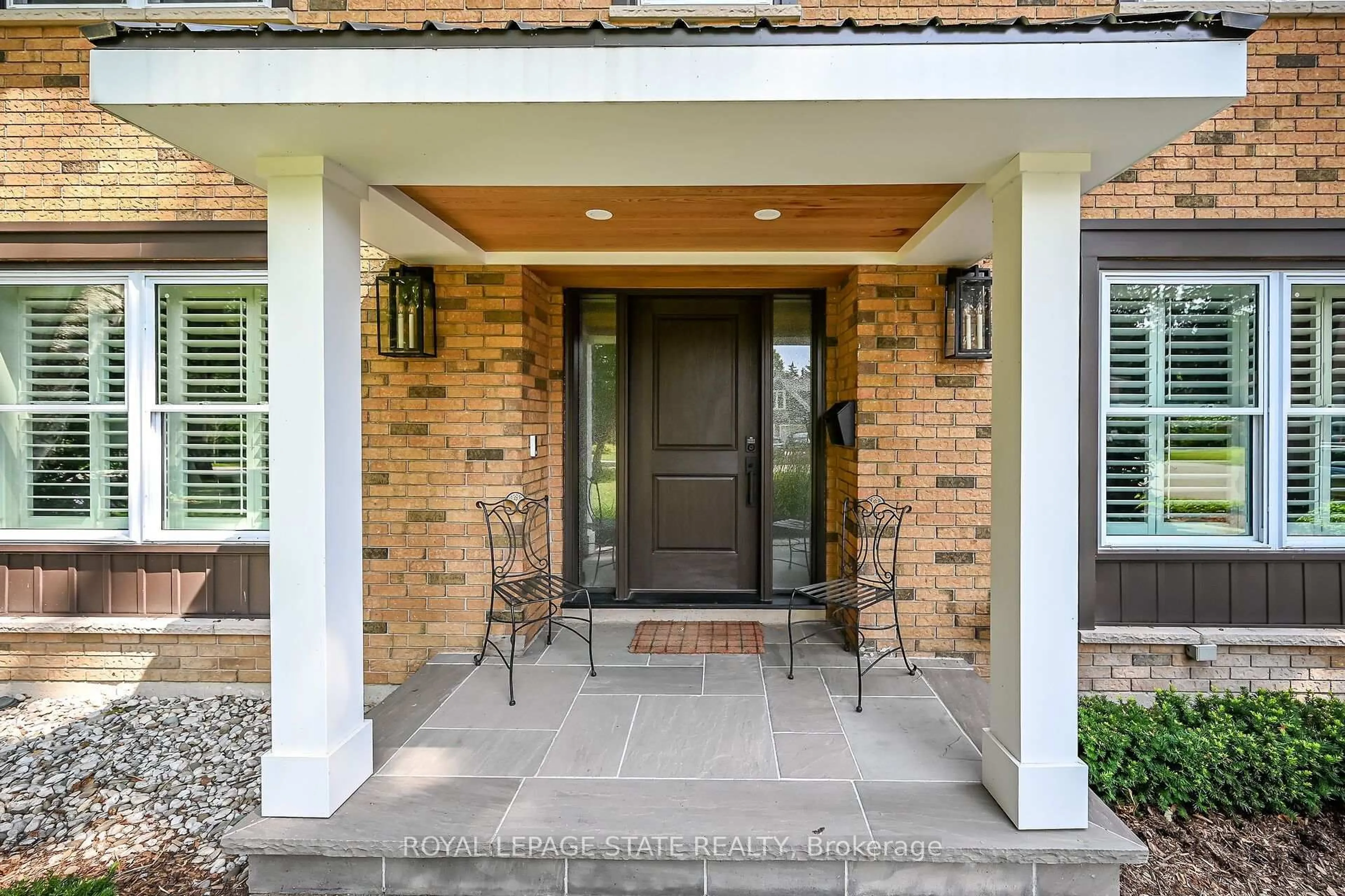 Indoor entryway for 341 Lima Crt, Hamilton Ontario L9G 3M8