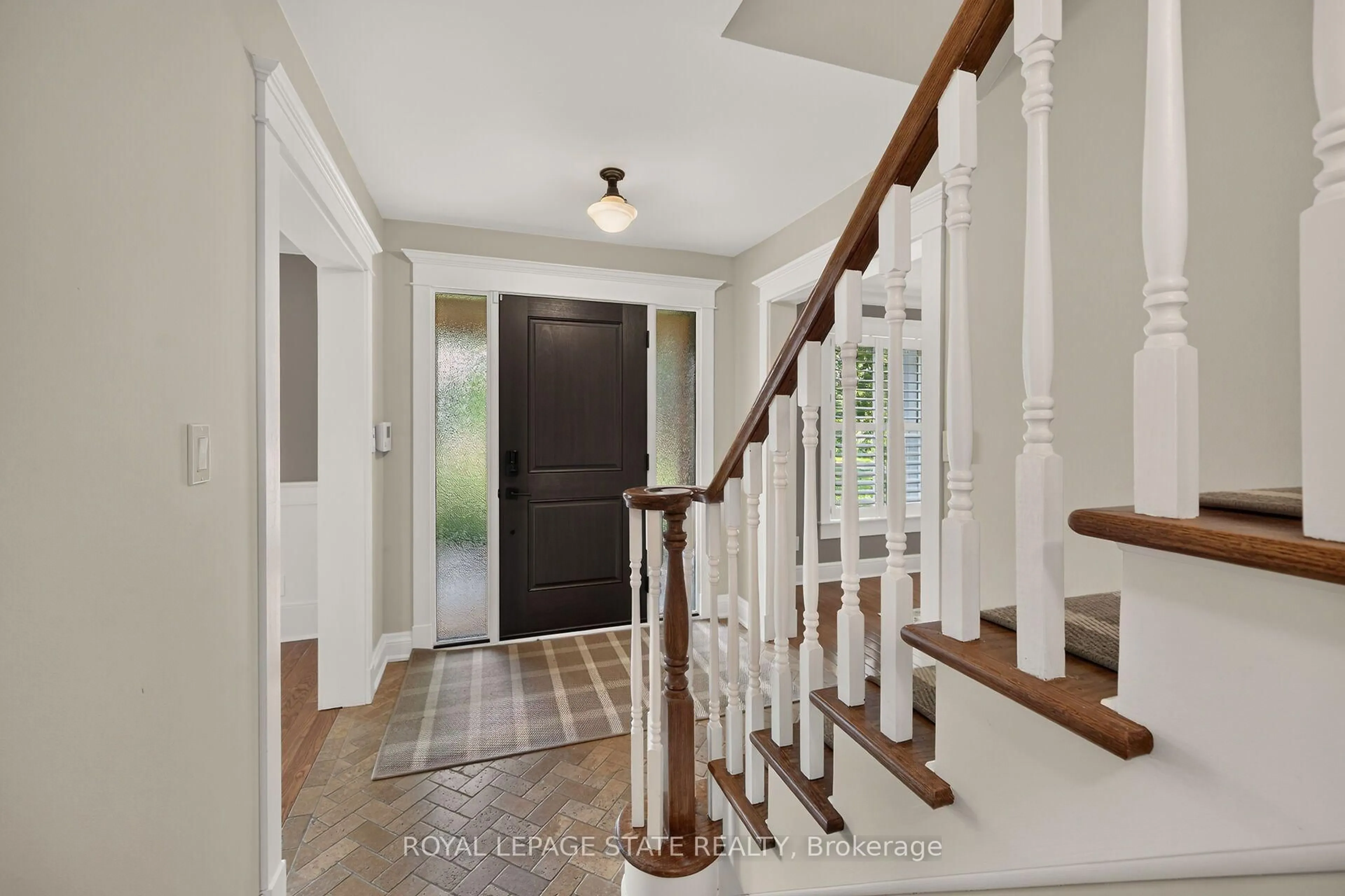 Indoor entryway for 341 Lima Crt, Hamilton Ontario L9G 3M8