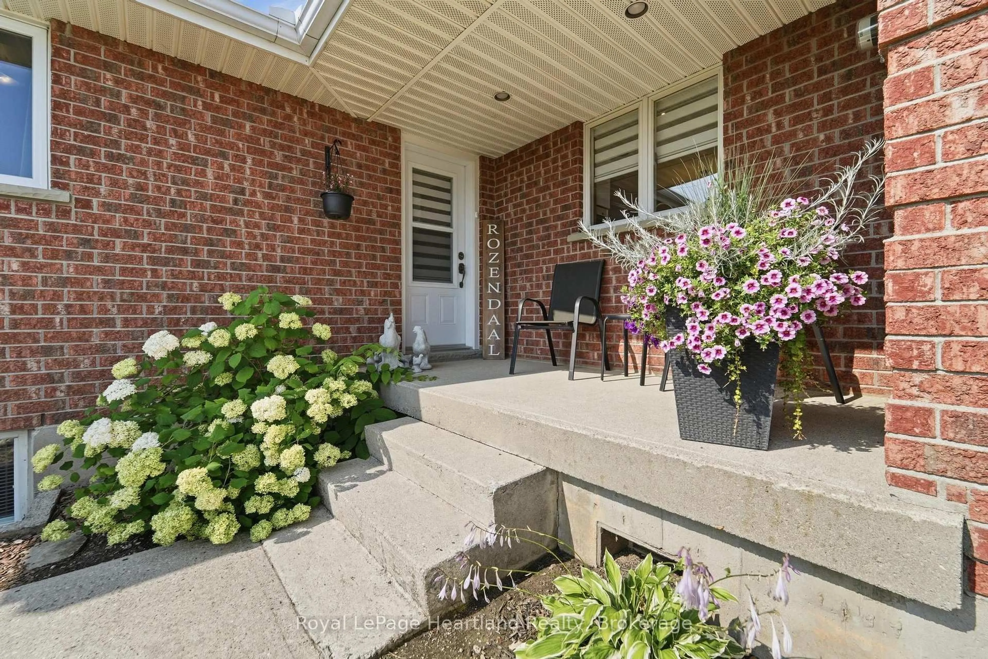 Patio, street for 344 Albert St, Central Huron Ontario N0M 1L0