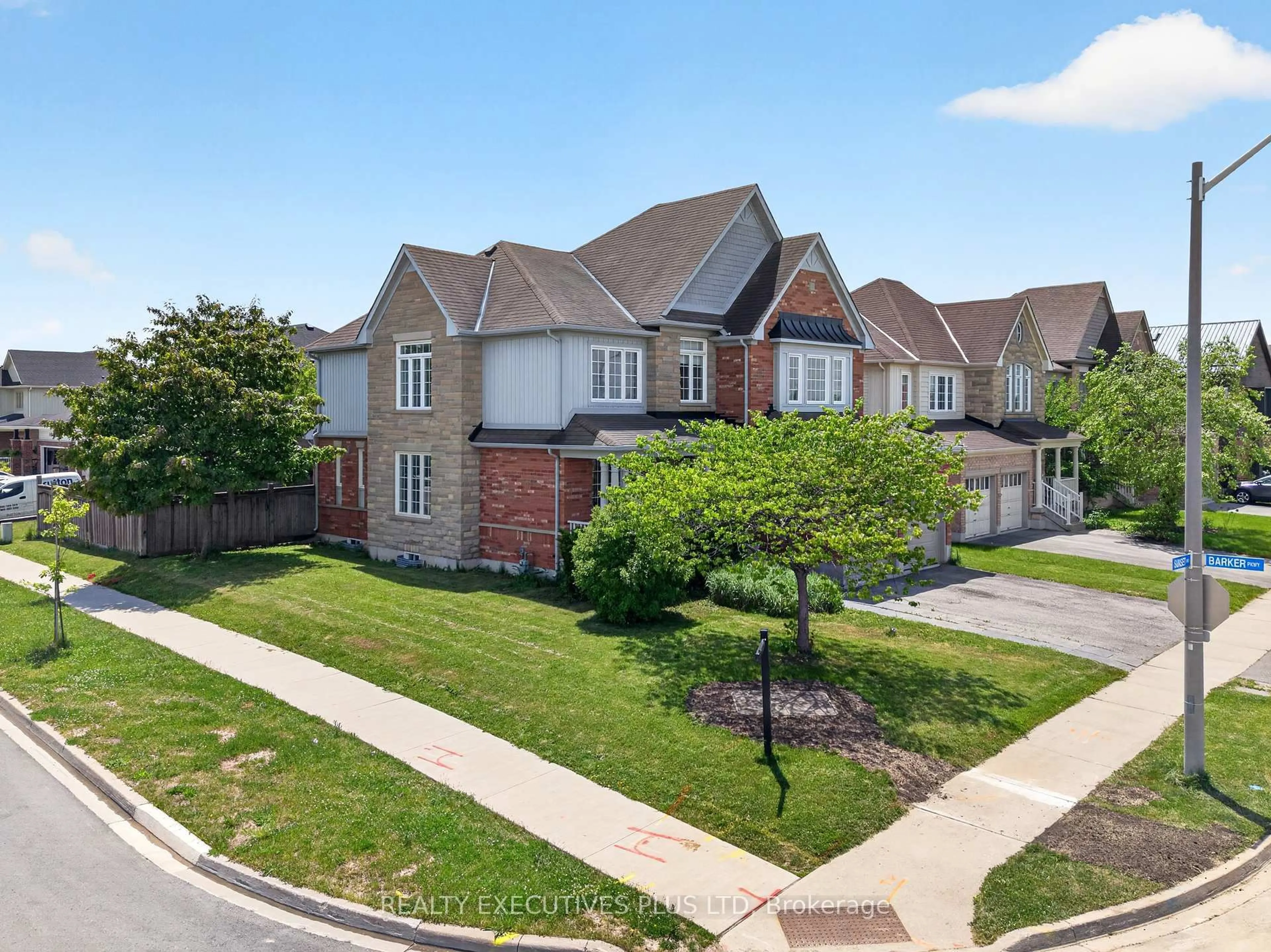 A pic from outside/outdoor area/front of a property/back of a property/a pic from drone, street for 1 Sunset Way, Thorold Ontario L2V 0B6