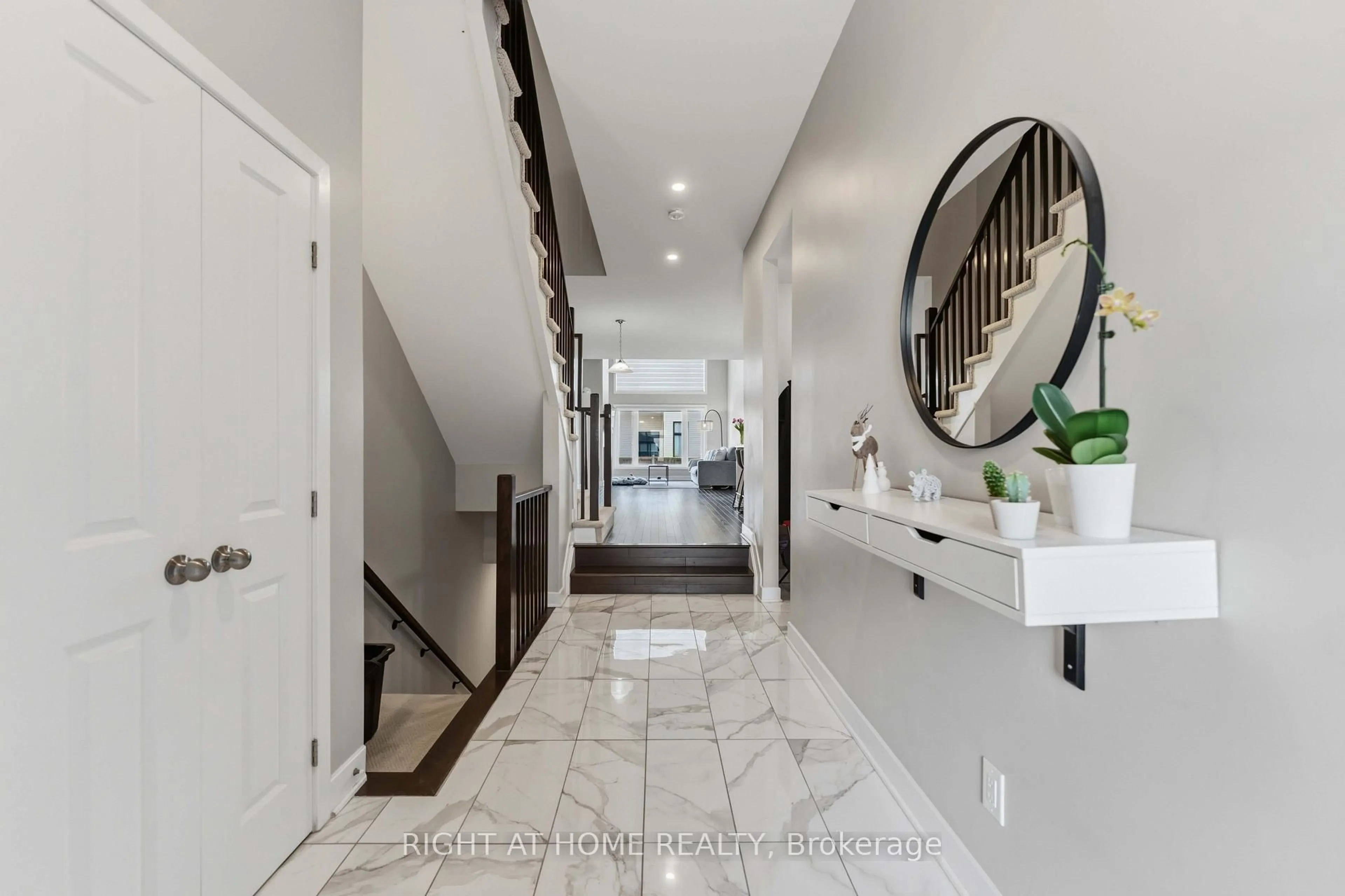 Indoor entryway for 424 Markdale Terr, Ottawa Ontario K1X 0B2