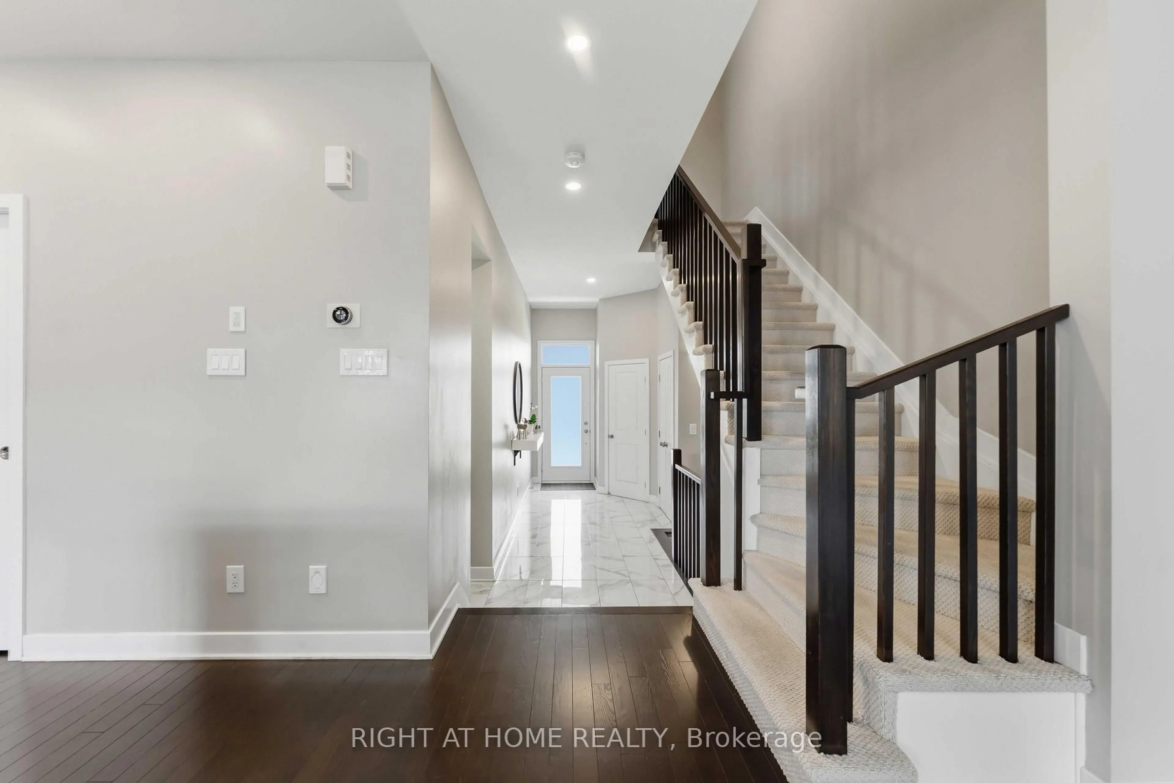 Indoor entryway for 424 Markdale Terr, Ottawa Ontario K1X 0B2