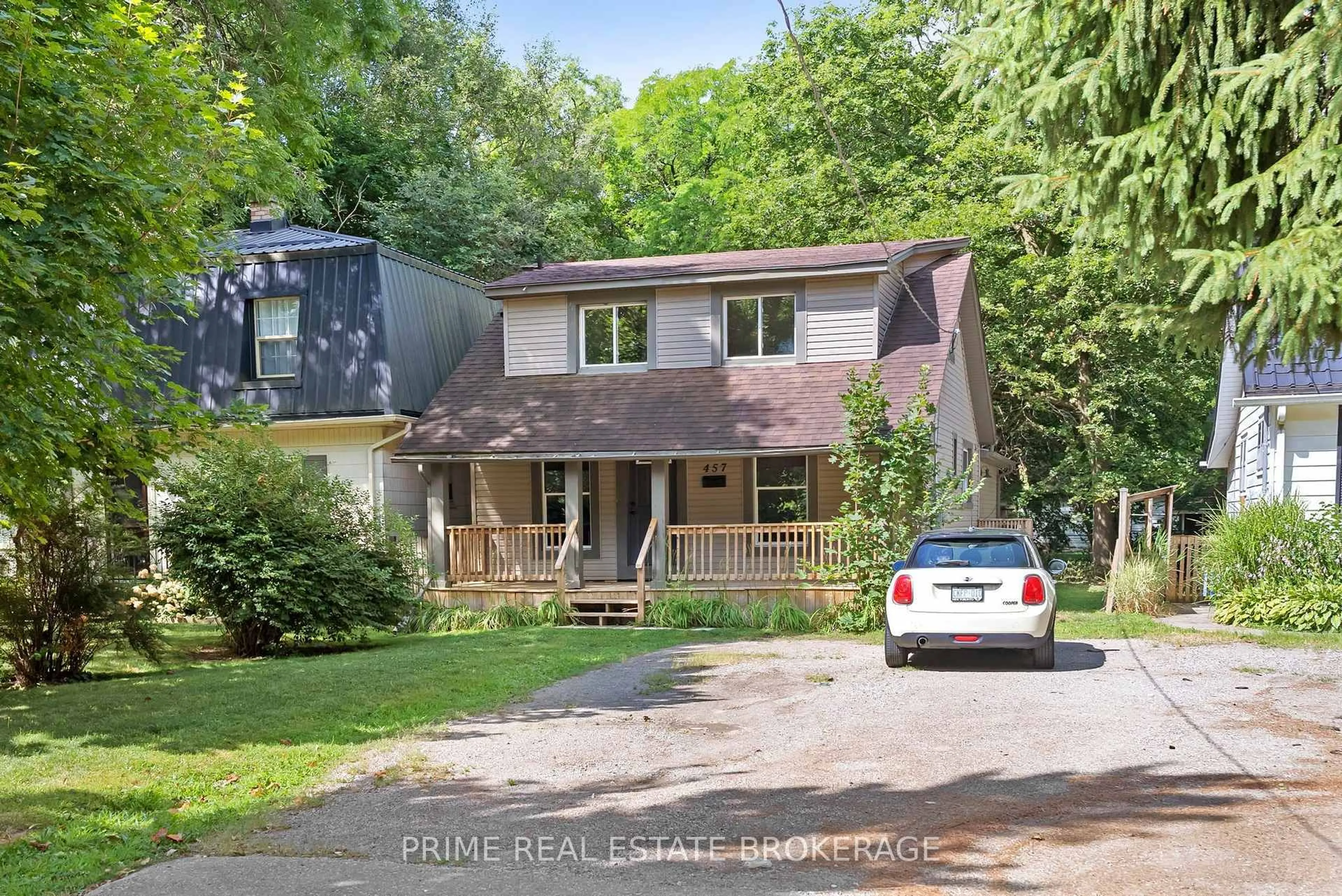 A pic from outside/outdoor area/front of a property/back of a property/a pic from drone, street for 457 St George St, London East Ontario N6A 3B6