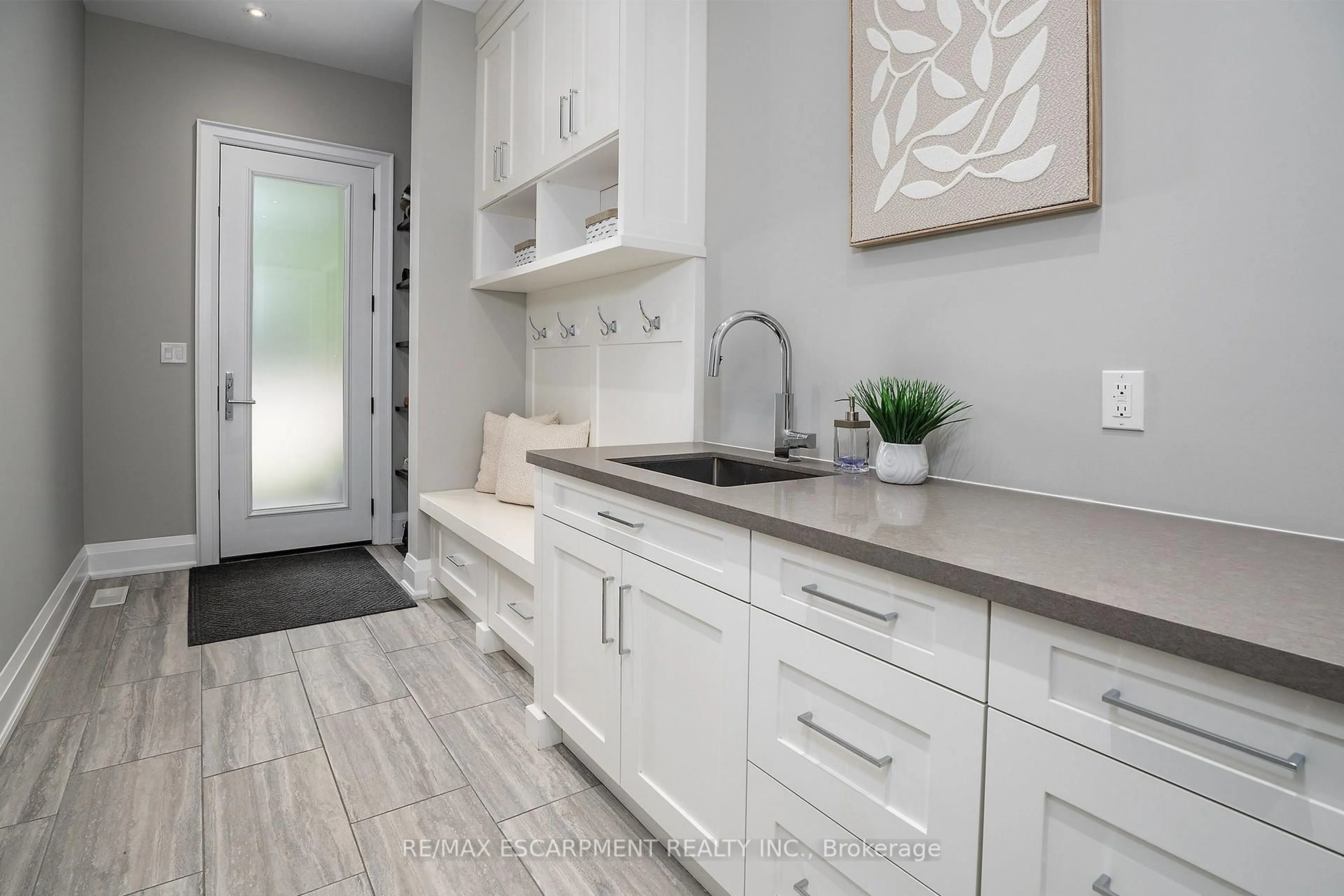 Contemporary kitchen, ceramic/tile floor for 71 Lloyminn Ave, Hamilton Ontario L9G 1H4