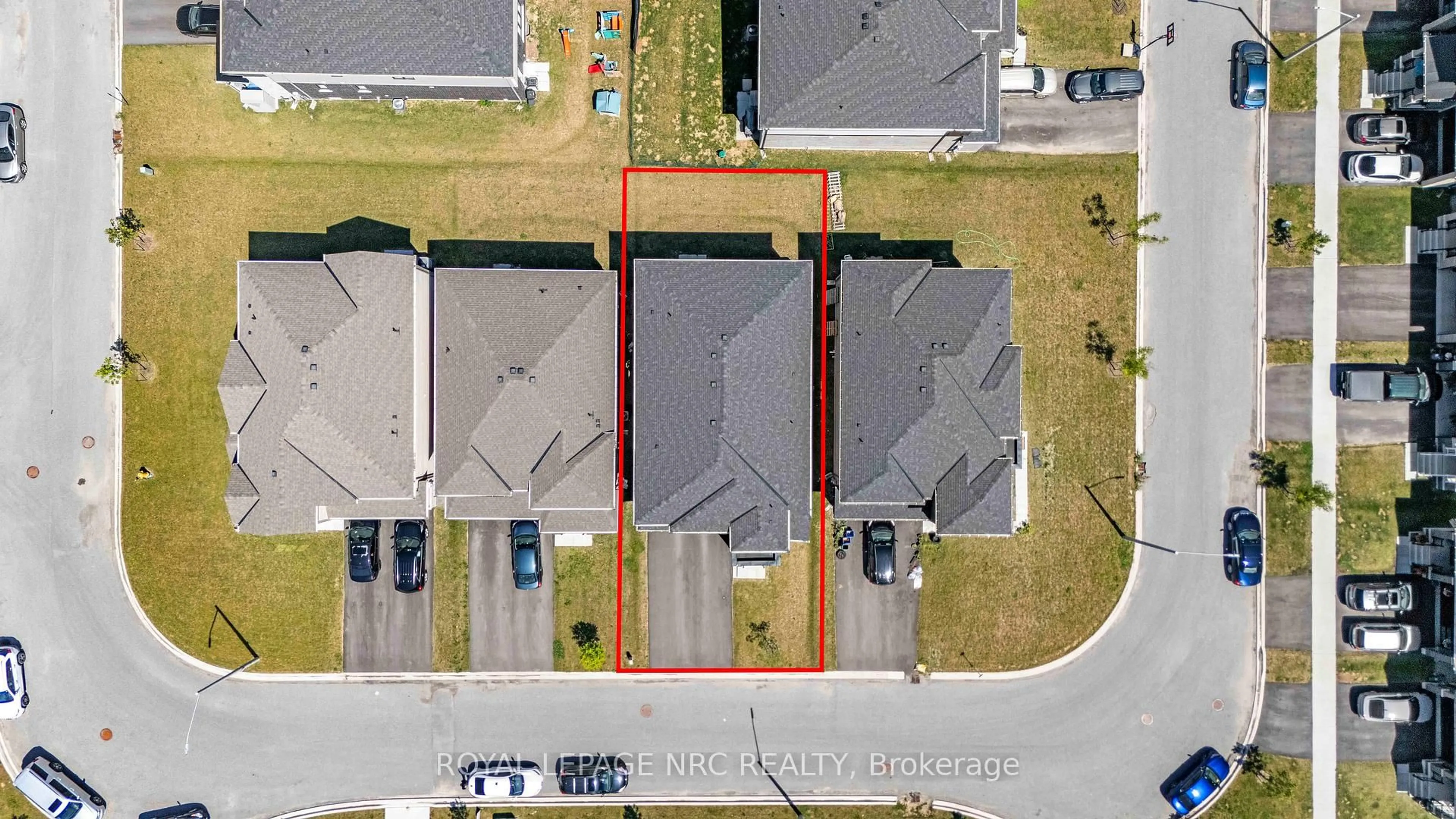 A pic from outside/outdoor area/front of a property/back of a property/a pic from drone, street for 66 Sunflower Cres, Thorold Ontario L3B 0L2