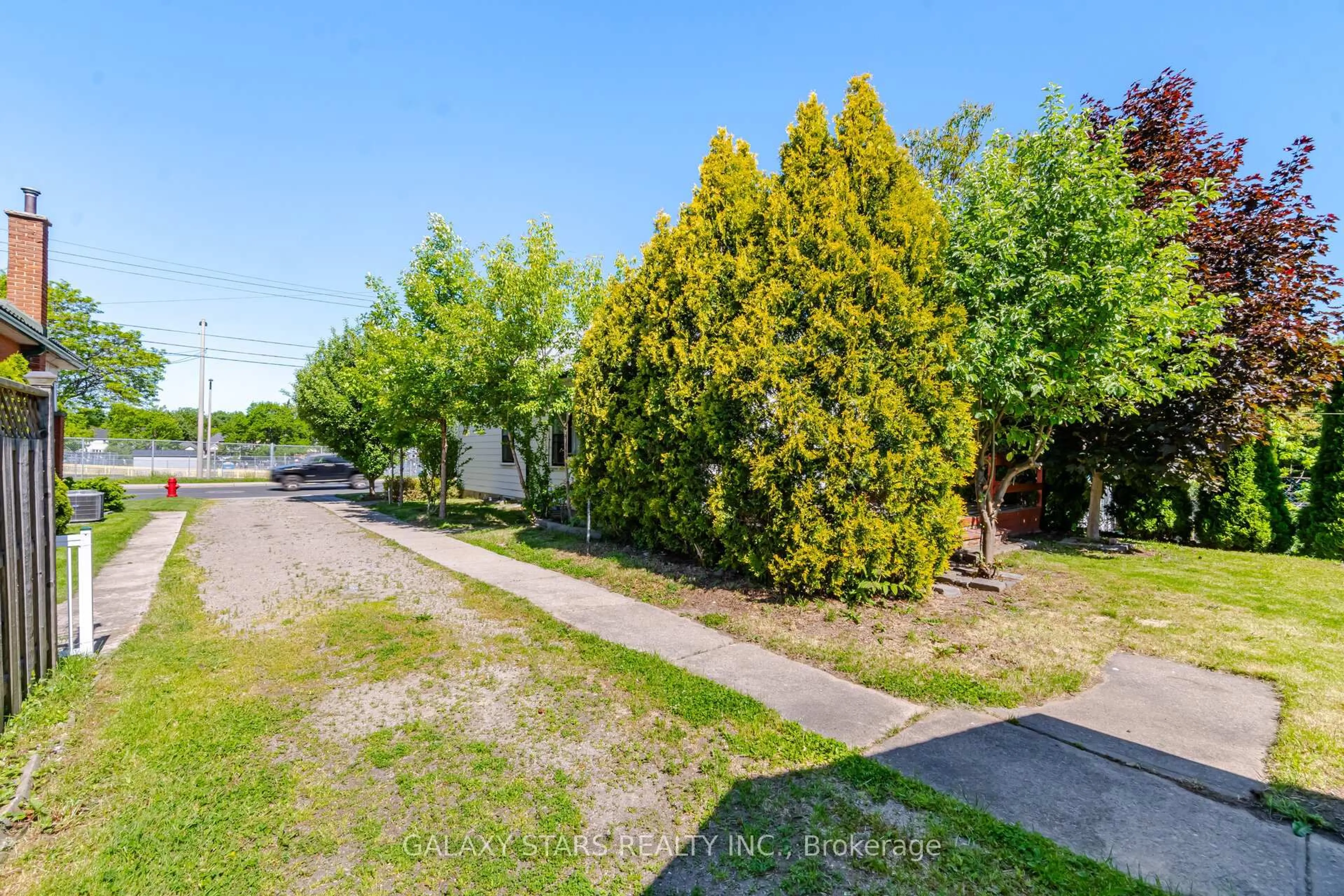 A pic from outside/outdoor area/front of a property/back of a property/a pic from drone, street for 61 Paradise Rd, Hamilton Ontario L8S 1S3