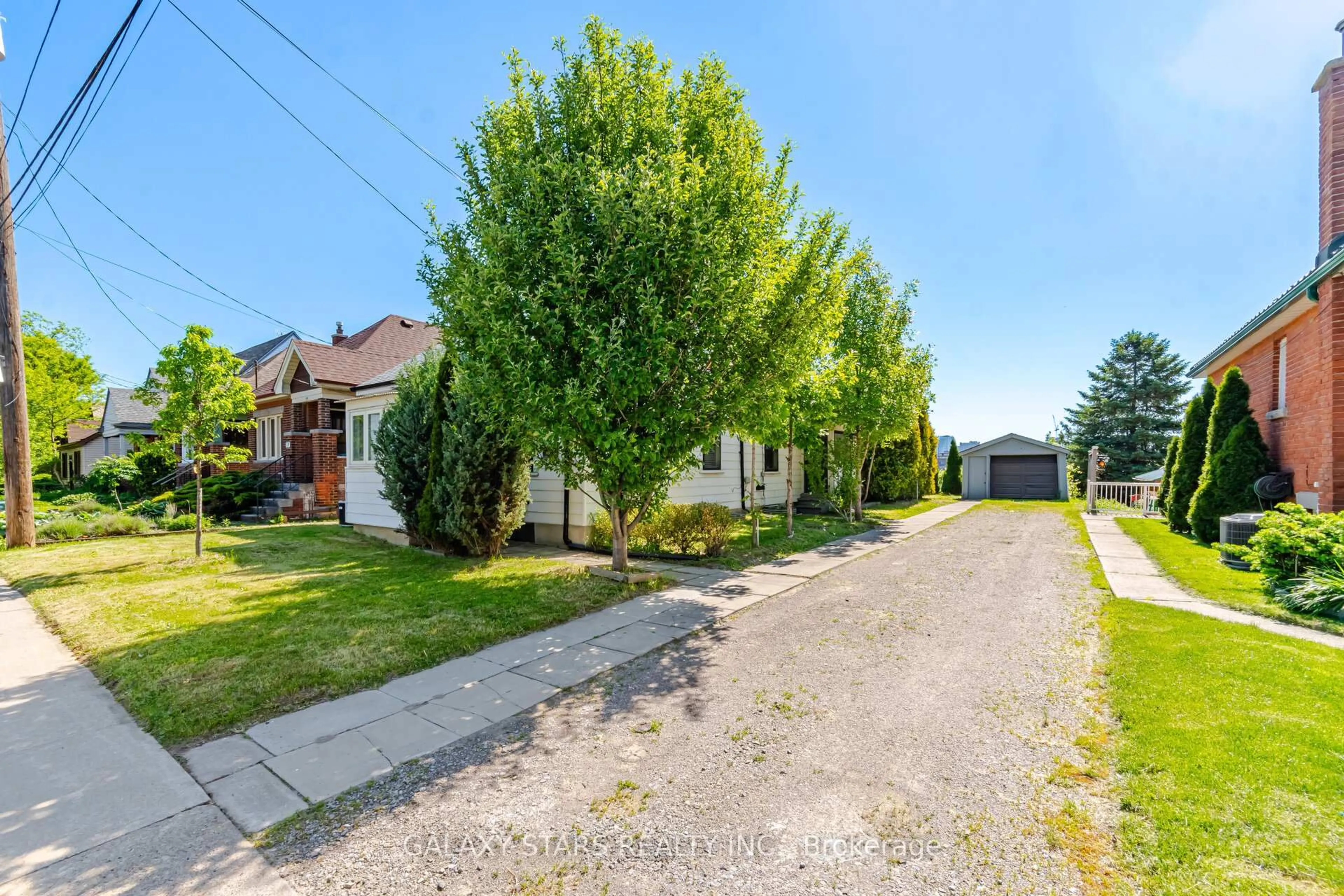A pic from outside/outdoor area/front of a property/back of a property/a pic from drone, street for 61 Paradise Rd, Hamilton Ontario L8S 1S3