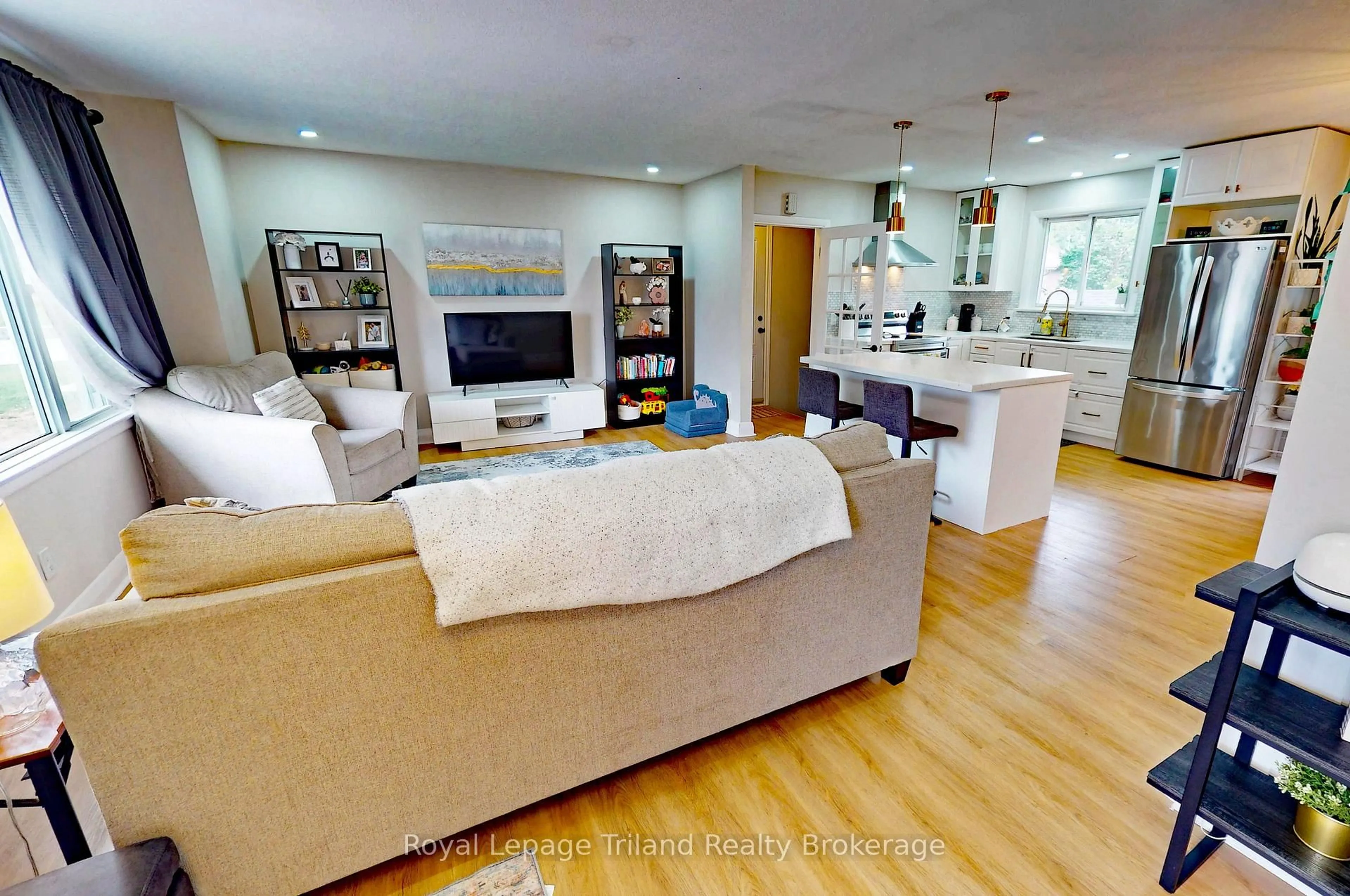 Living room with furniture, unknown for 8 Dougall St, South-West Oxford Ontario N4S 7V6