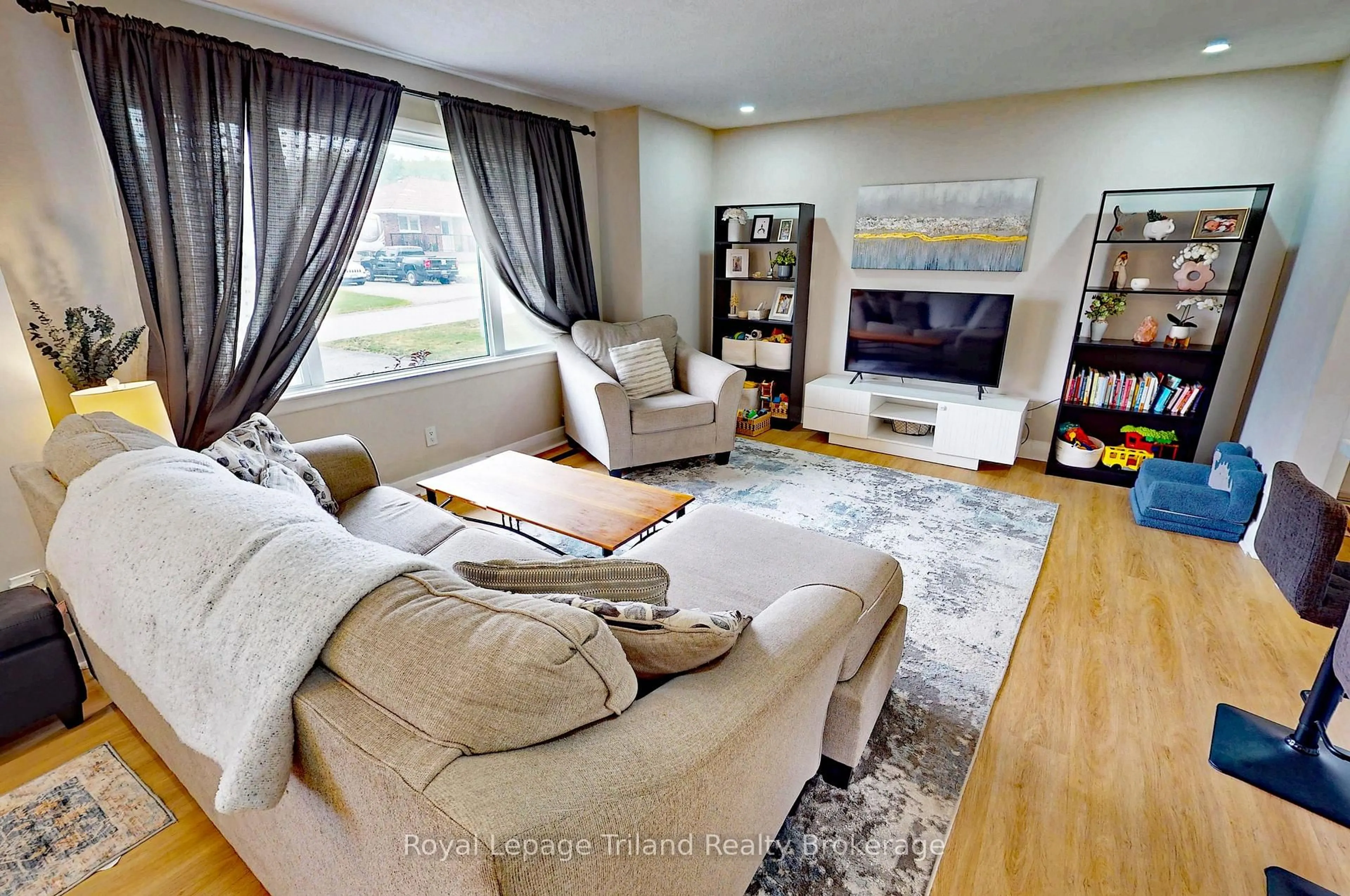 Living room with furniture, unknown for 8 Dougall St, South-West Oxford Ontario N4S 7V6