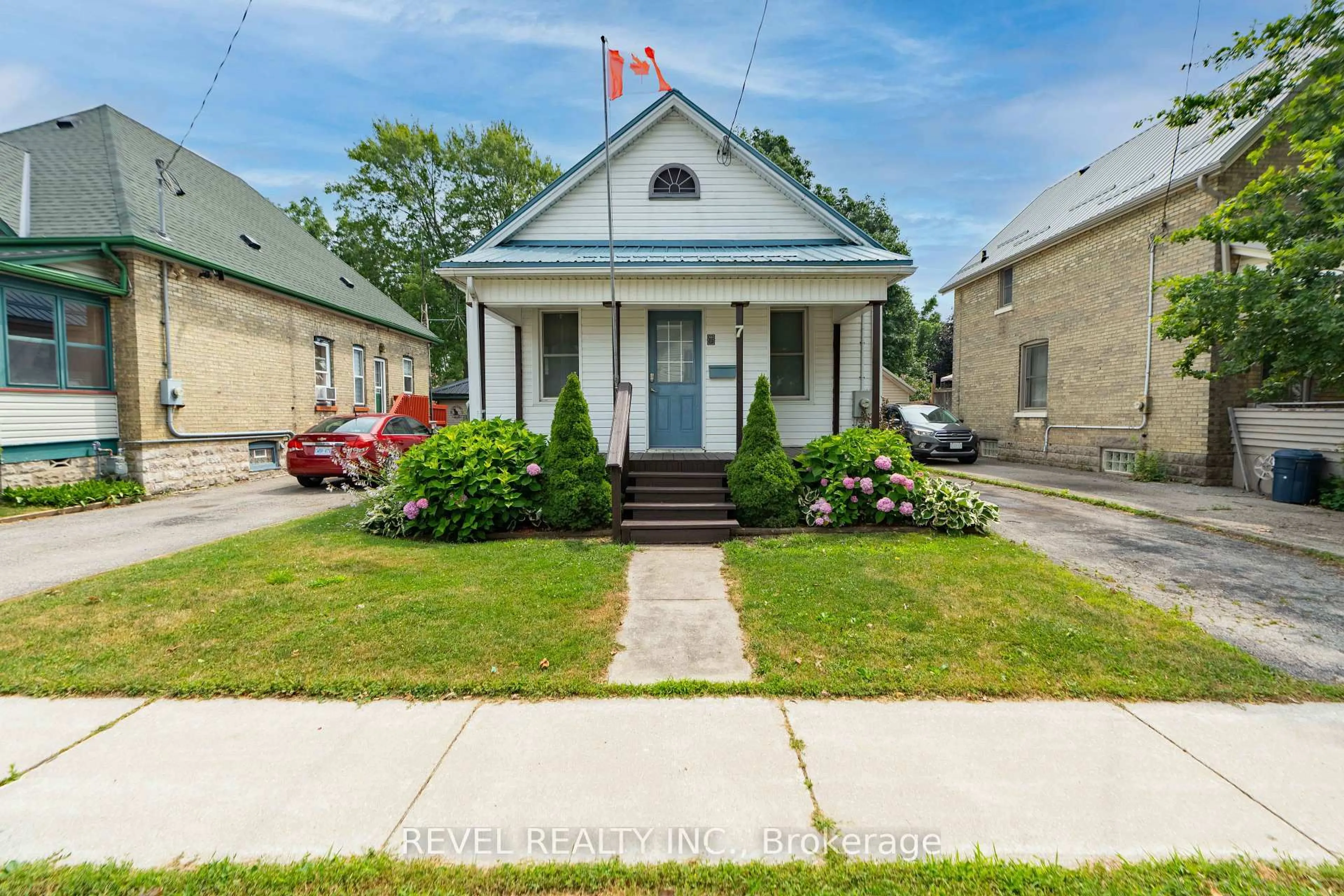 A pic from outside/outdoor area/front of a property/back of a property/a pic from drone, street for 7 Maple St, St. Thomas Ontario N5R 1Y8