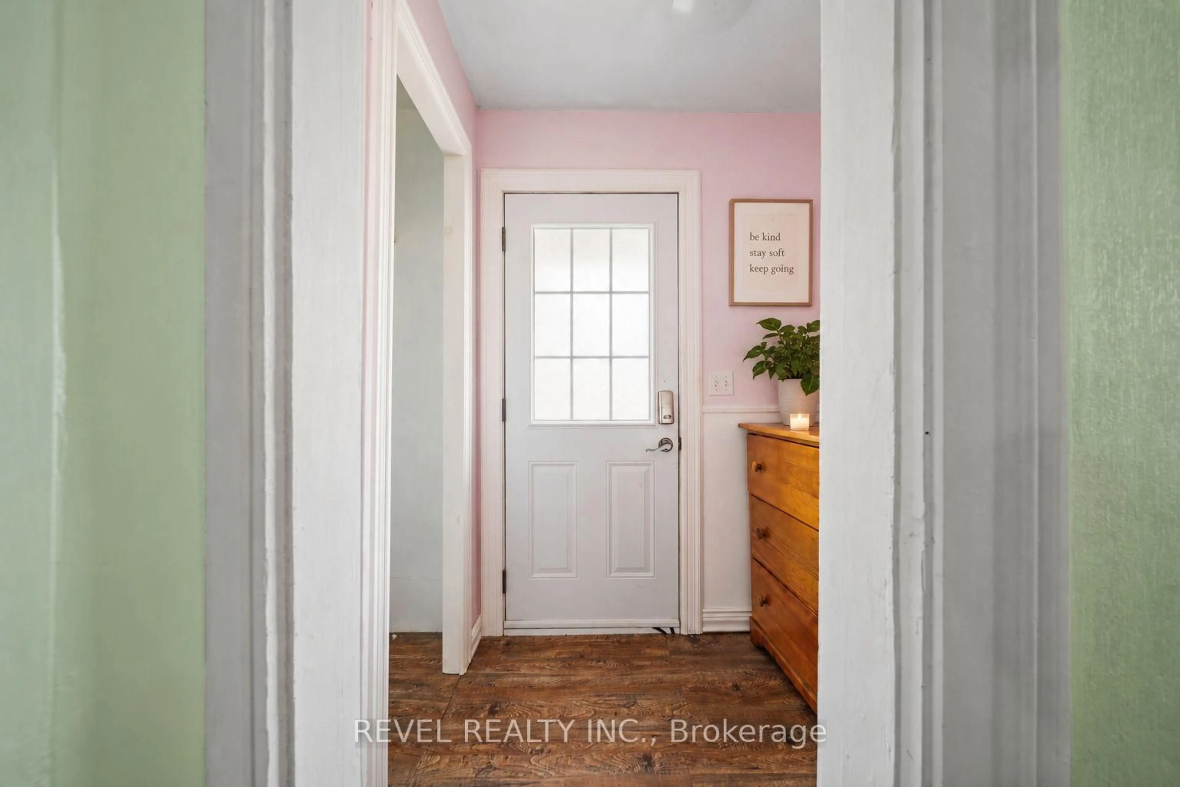 Indoor entryway for 7 Maple St, St. Thomas Ontario N5R 1Y8