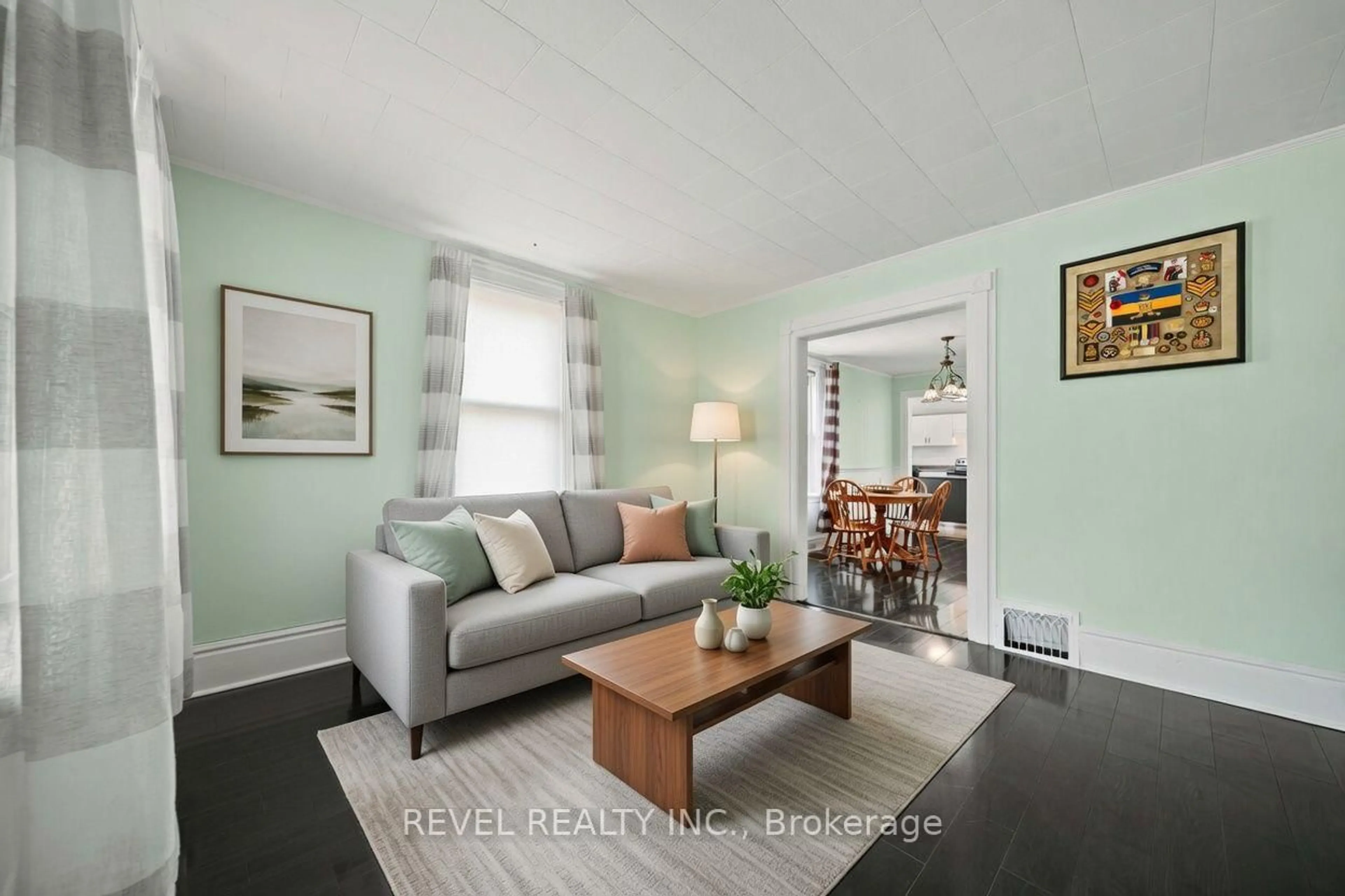 Living room with furniture, unknown for 7 Maple St, St. Thomas Ontario N5R 1Y8